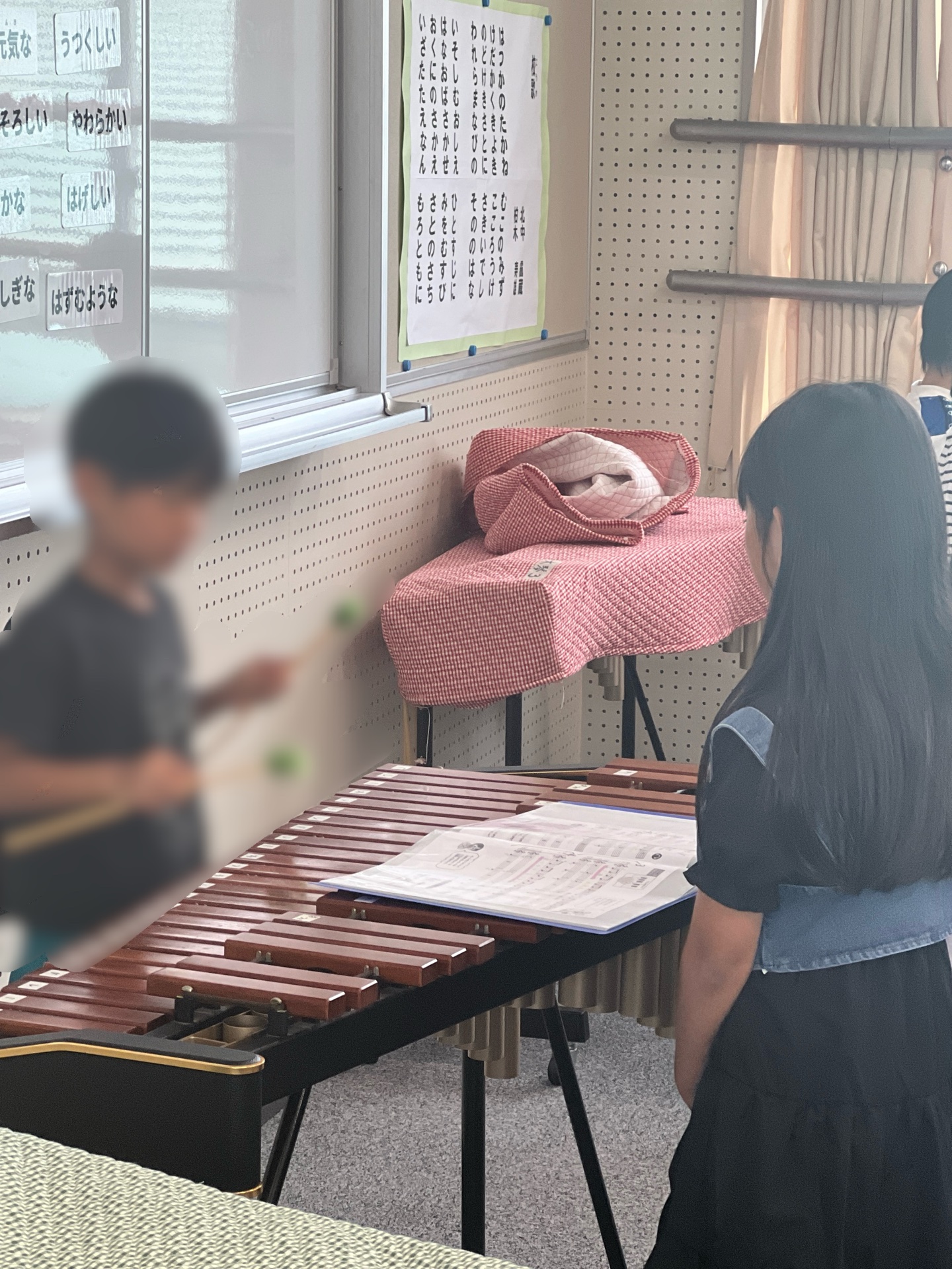 そばで歌ってくれる