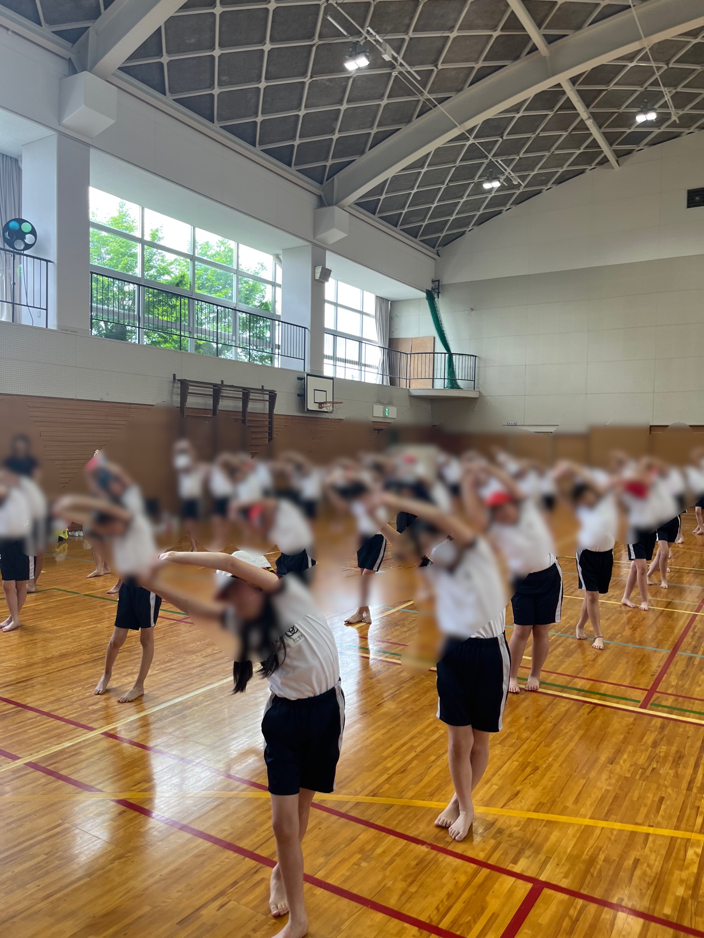 横をしっかり、じっくりと伸ばす準備体操