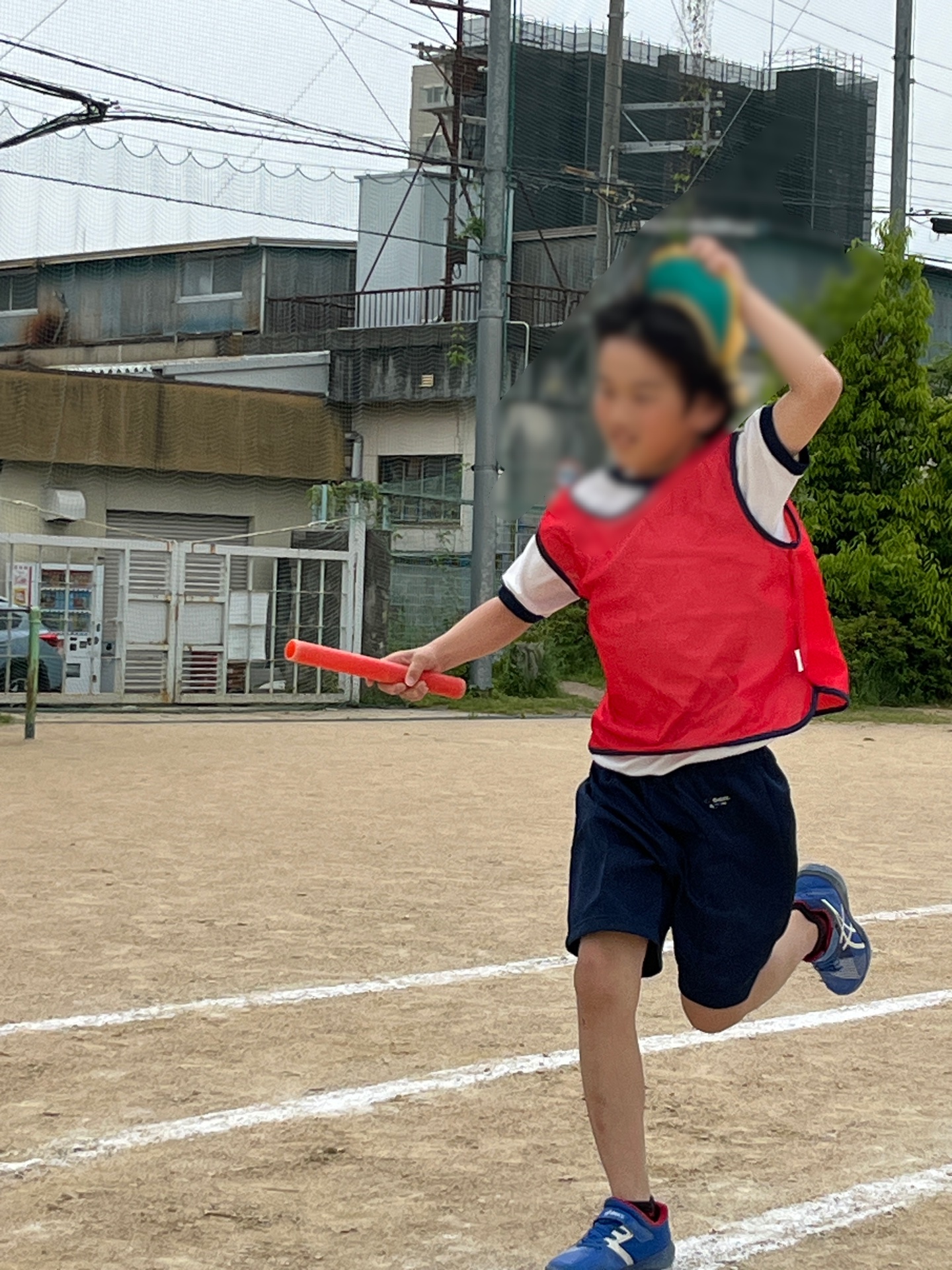 向かい風で帽子が飛びそう