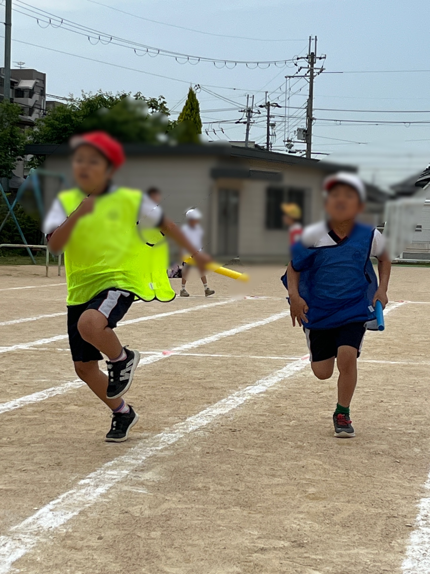 競り合っています