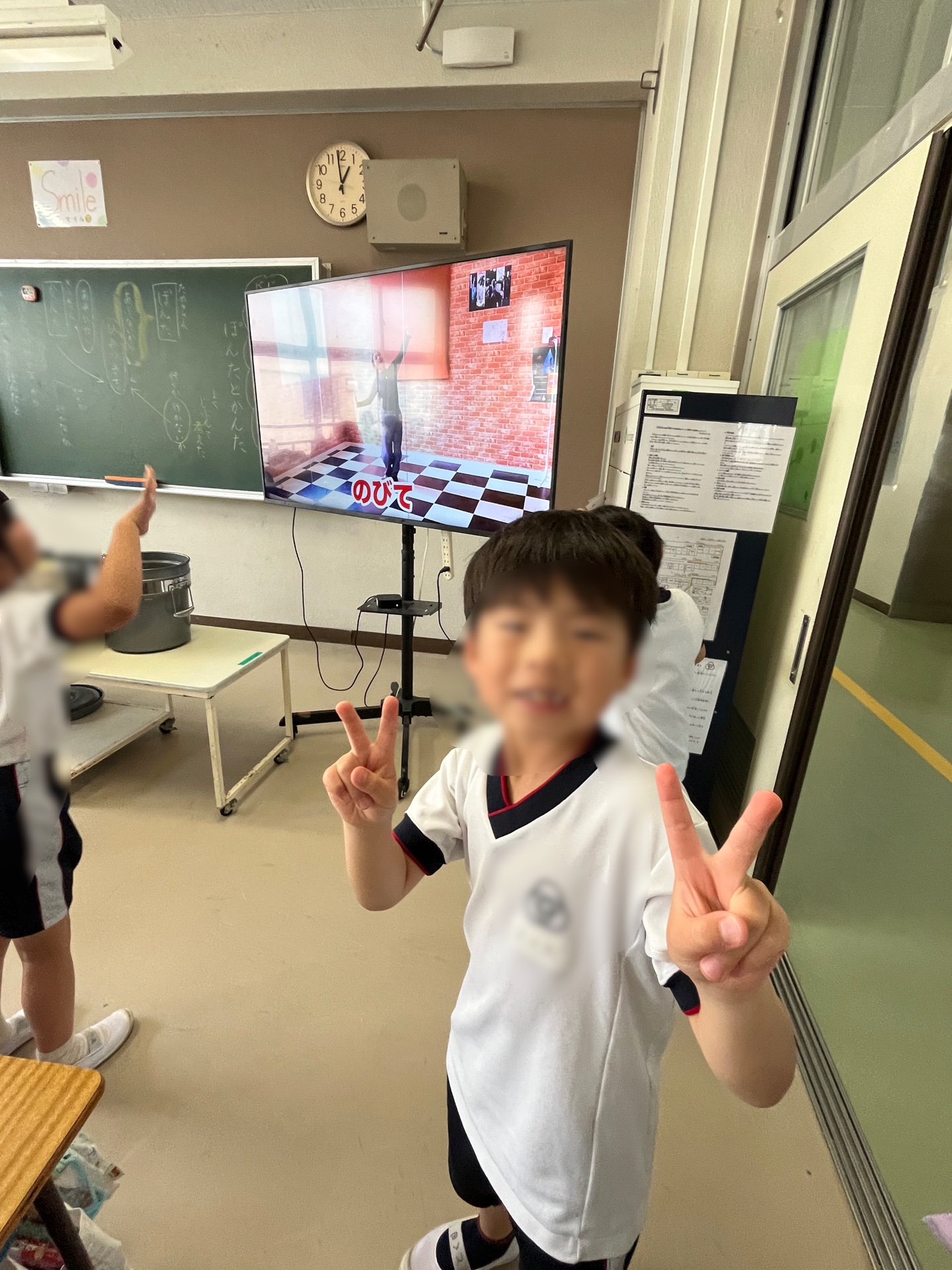 大型テレビに映し出されるお手本目指して、頑張ってる