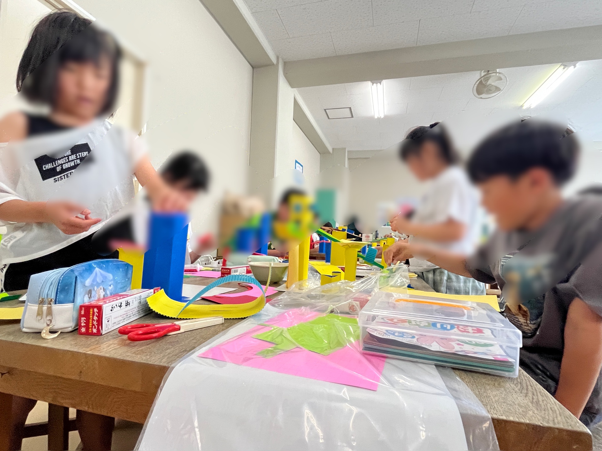 レールづくりに苦戦しながらも、楽しそう