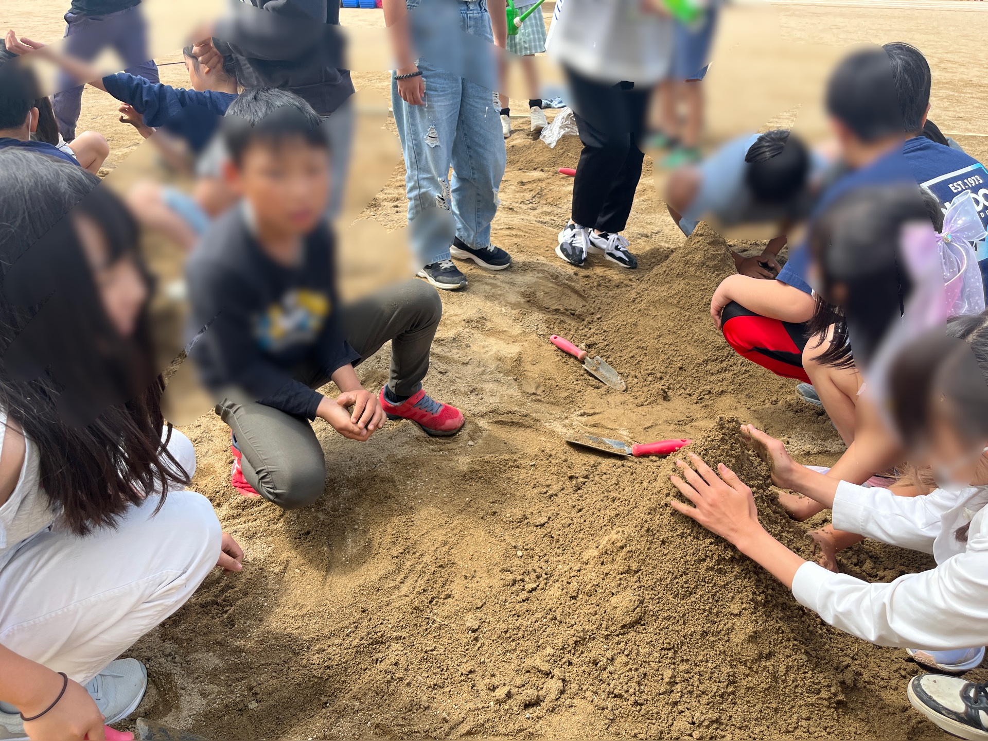 みんなで山を作って、水を流します