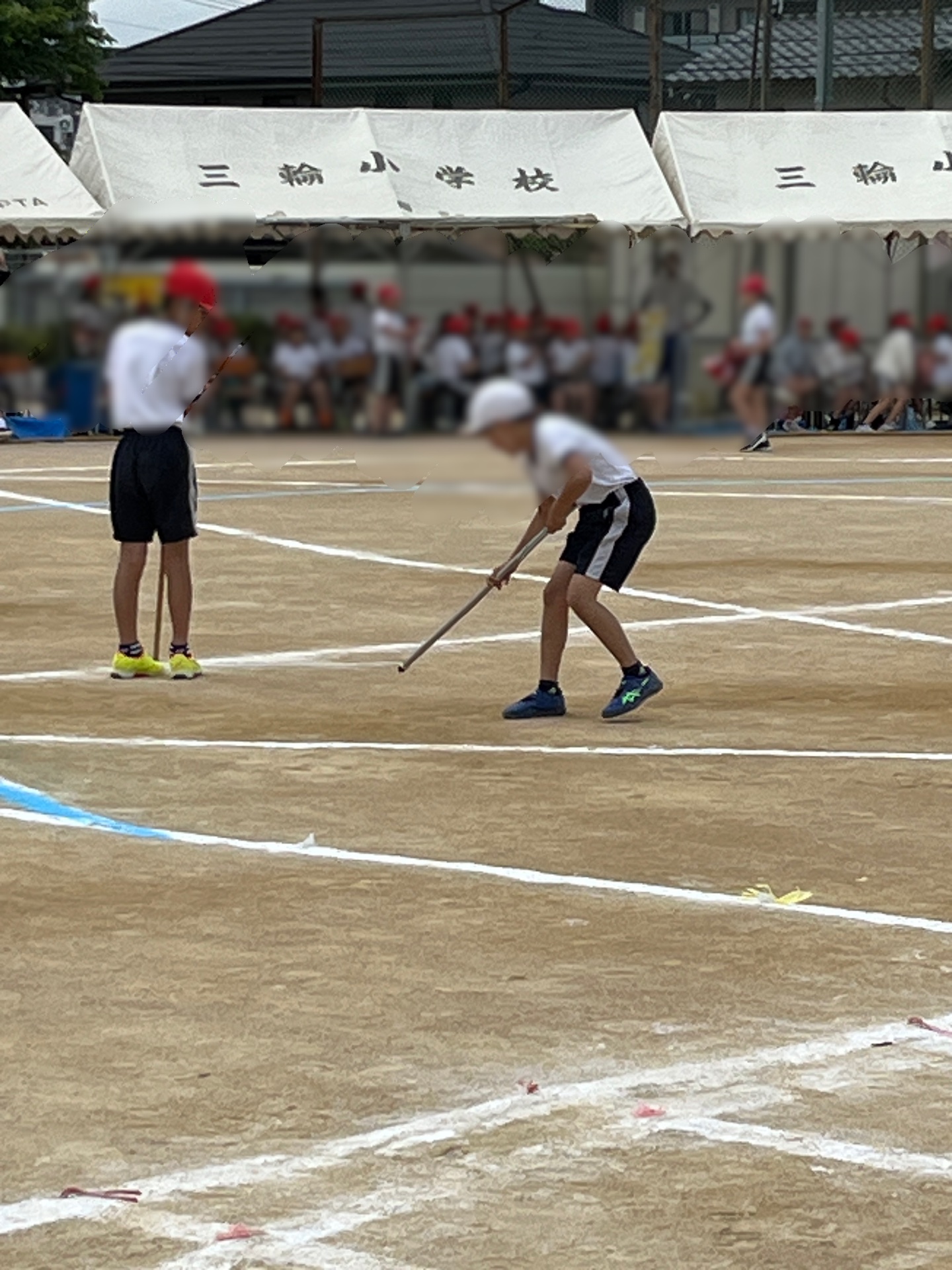 コンパスで円を描くひと