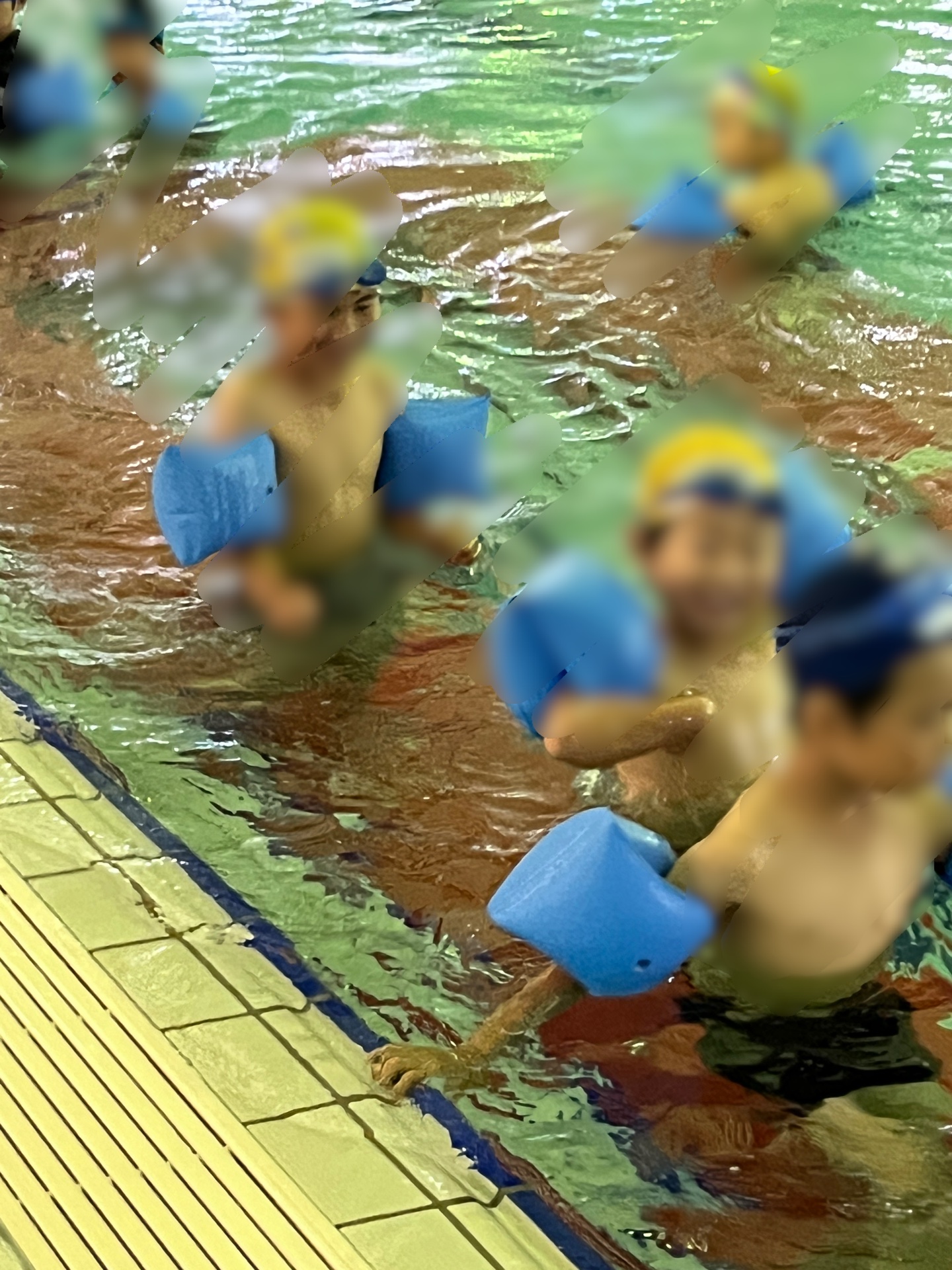 別の角度から見た、赤い台の上の歩行の様子