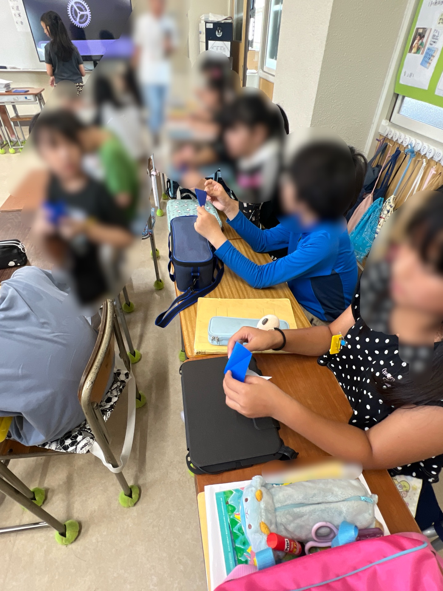 折り鶴を折り始める5年生