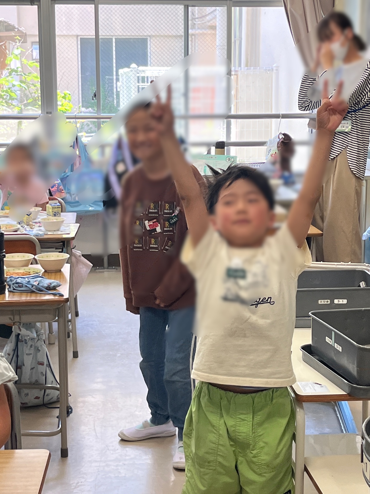 給食の時に、各教室を回っている時にぱちり