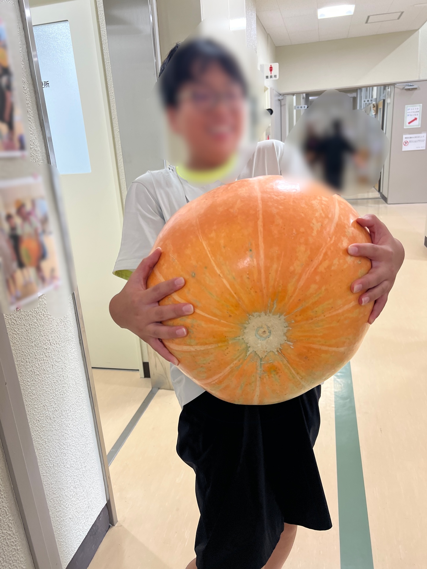 歯を食いしばる
