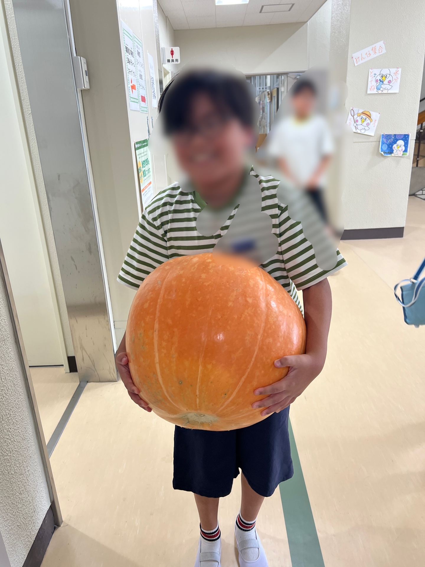 持ち上げたら、はい、笑顔