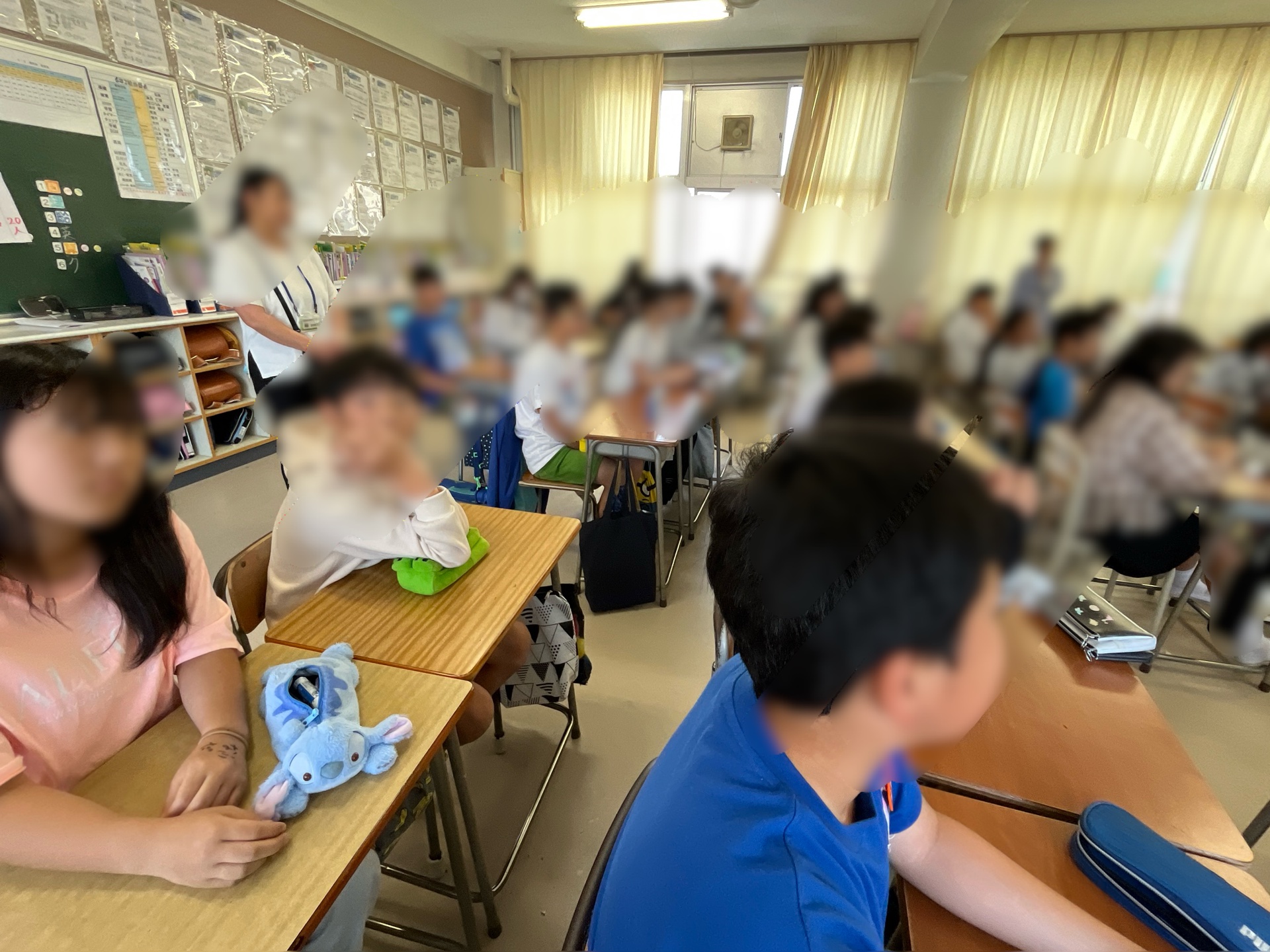 トライやるの先輩の話を真剣に聞いています