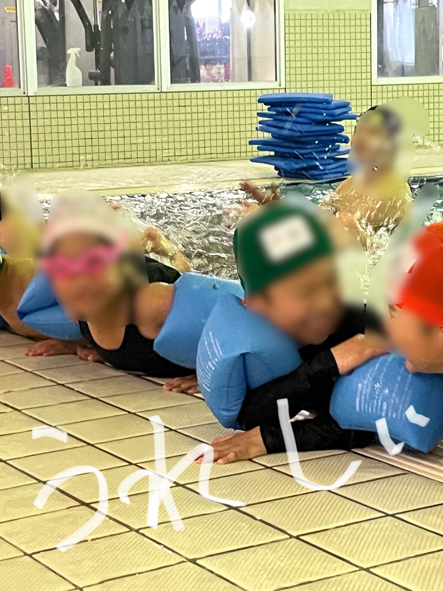 バタ足しながら、笑顔です