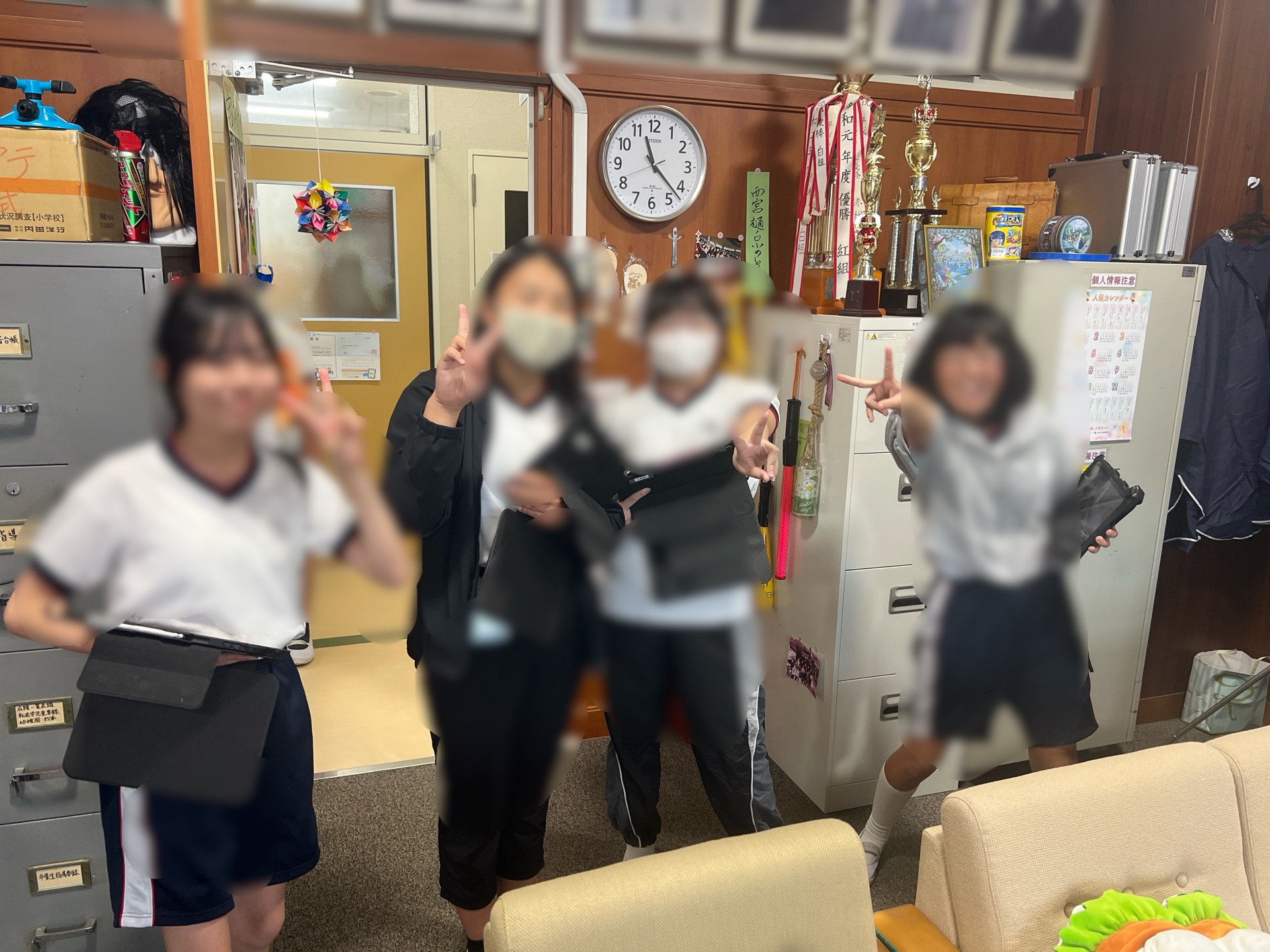 タブレットをもって校舎内を散策してる