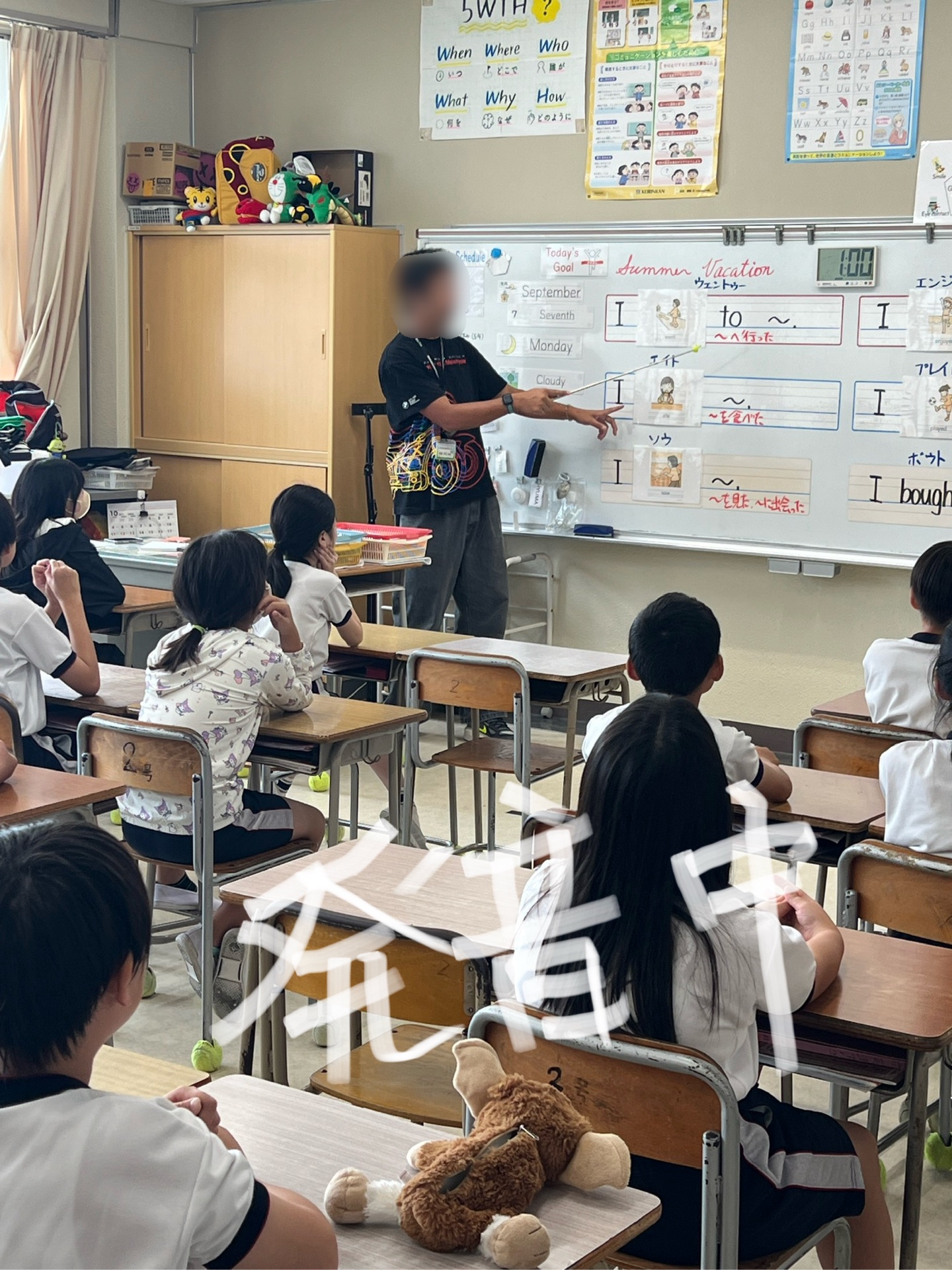 英語の時間、発声中