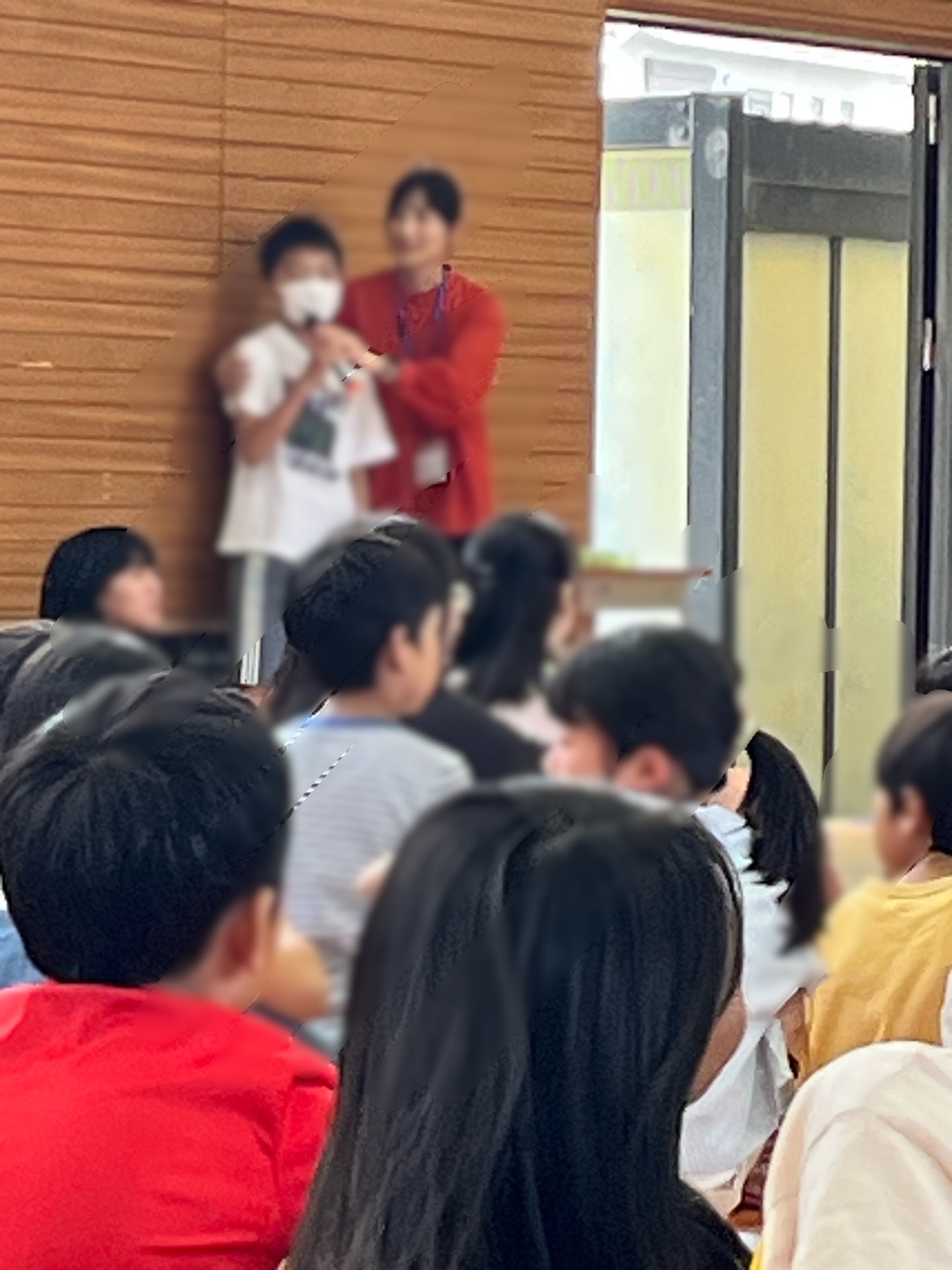 休憩を促す司会者