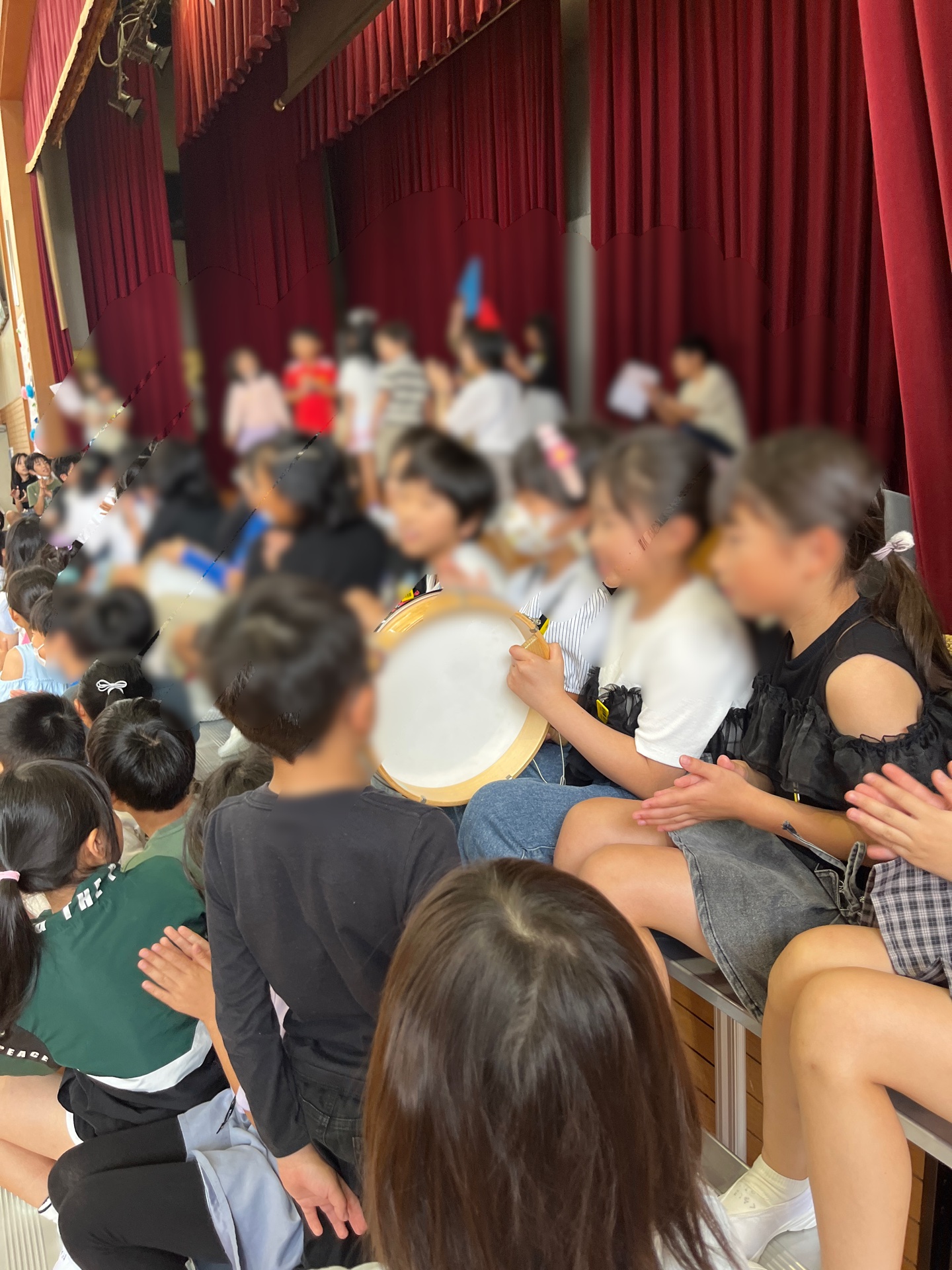 鳴り物でも盛り上げてます