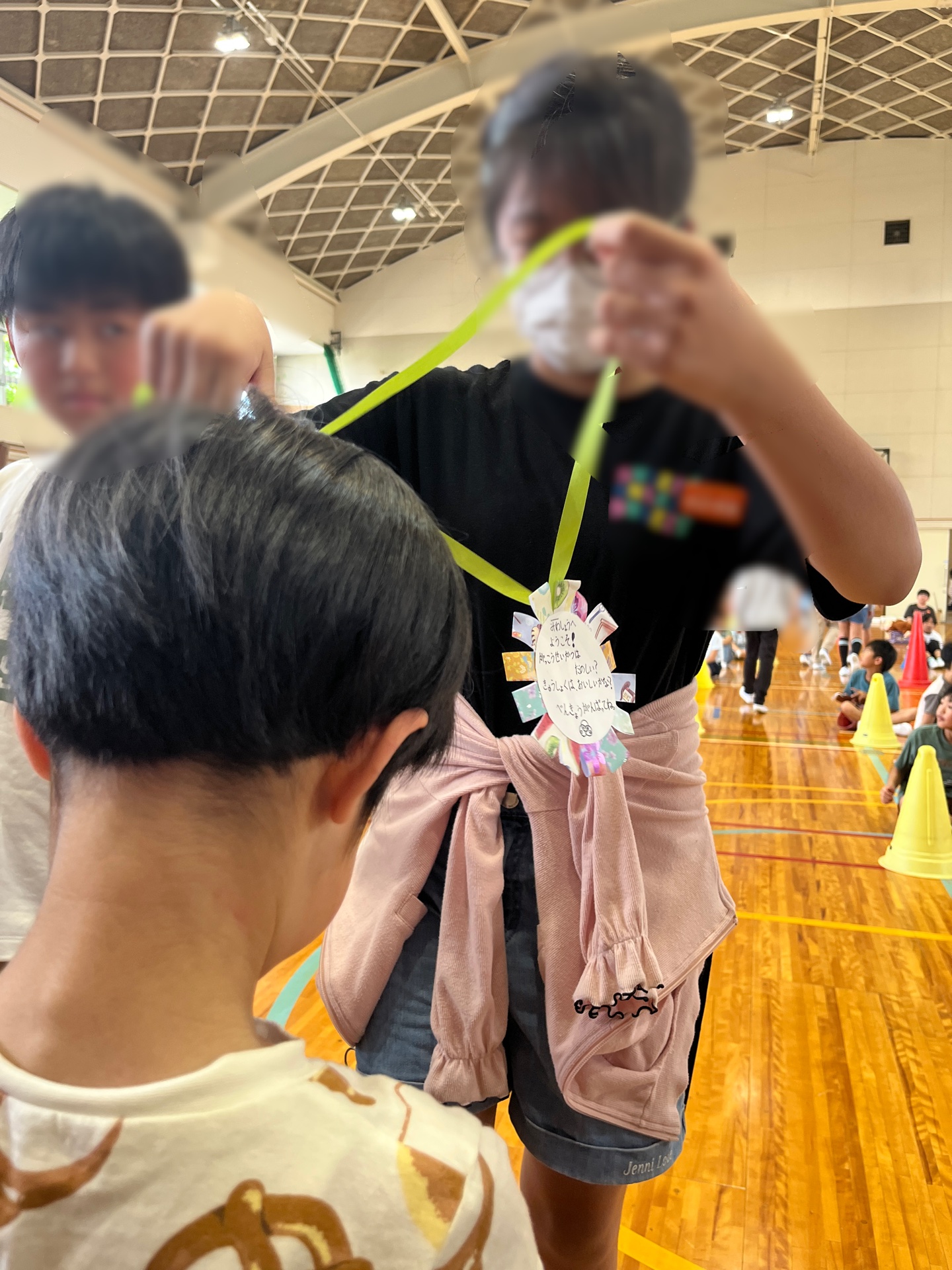 1年生にお祝いメダル