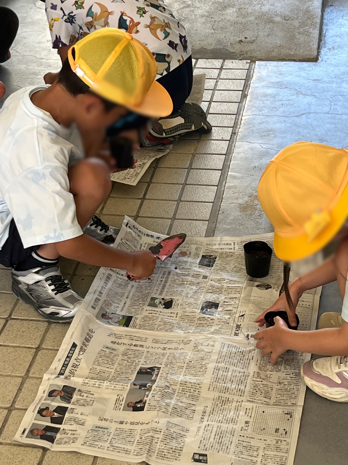 丁寧に、優しく作業しています