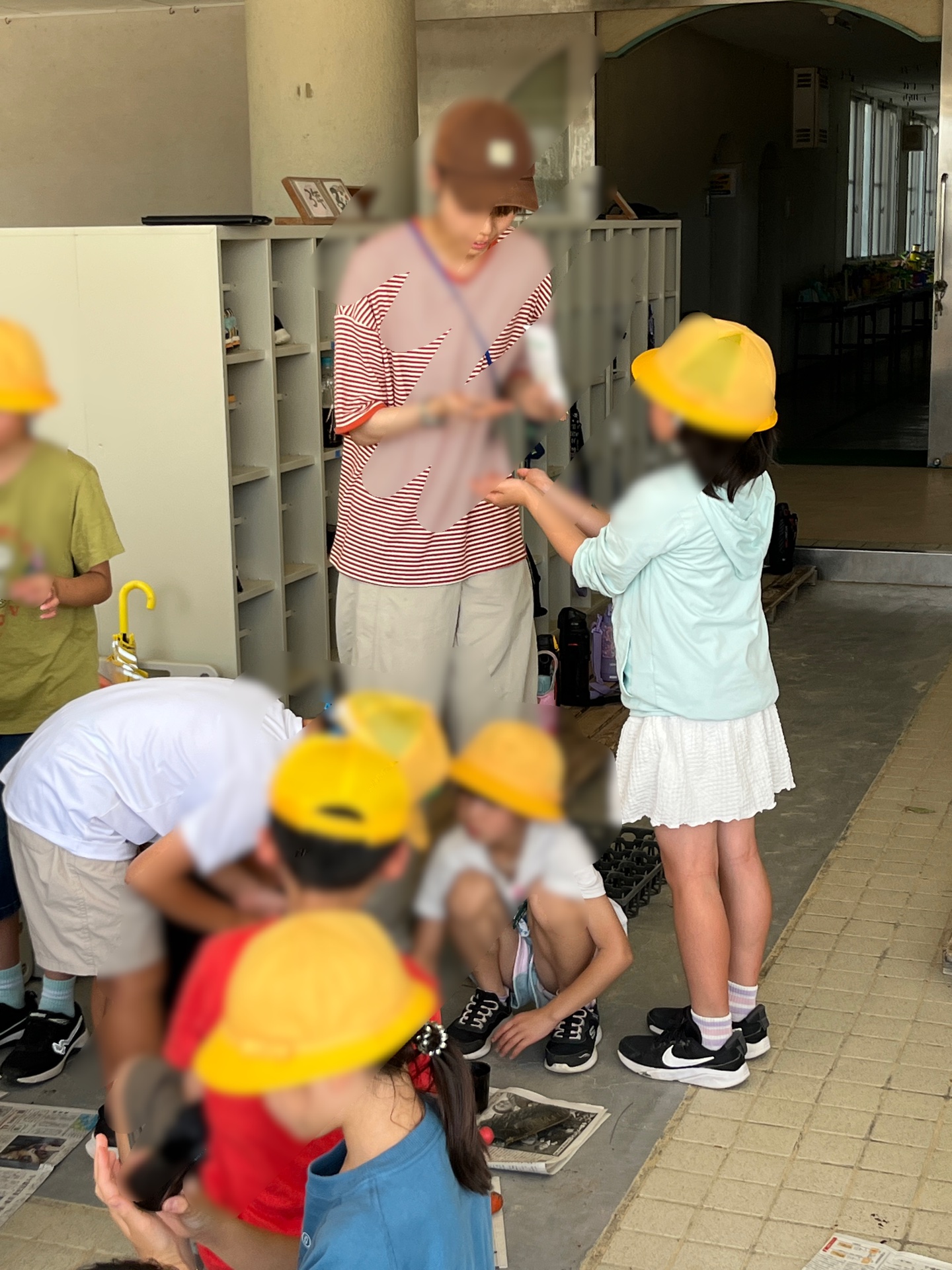 黒豆をひとつひとつ丁寧に受け取ります