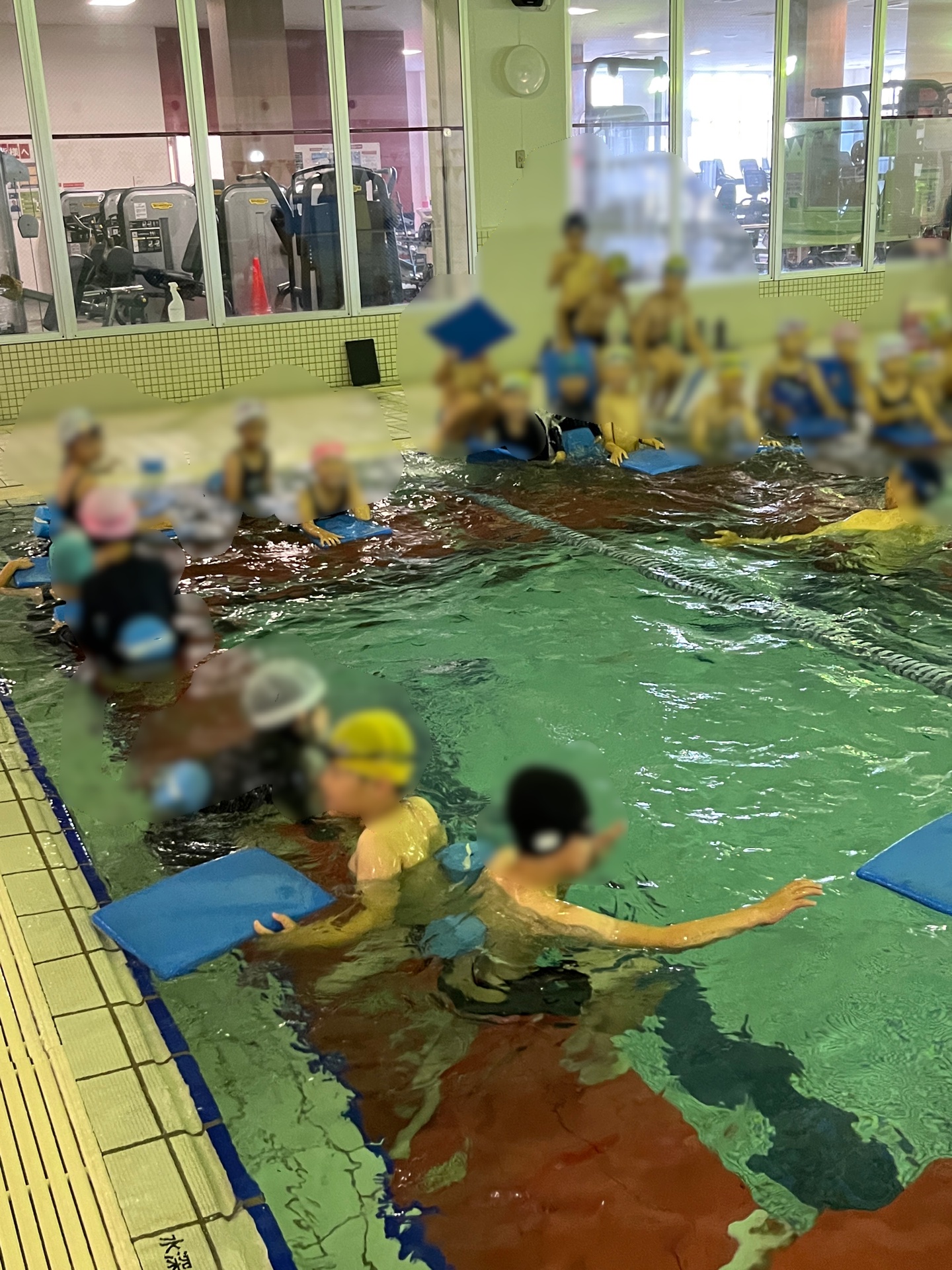 コースを巧みに利用して、泳ぎます