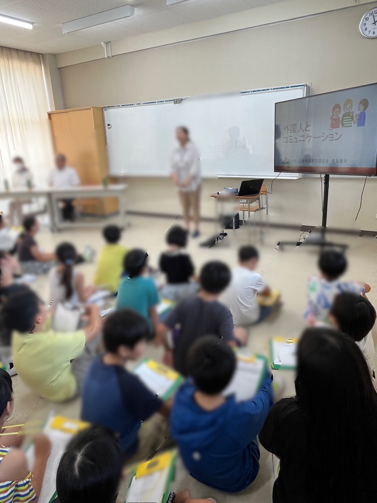 お話をしてくださっています