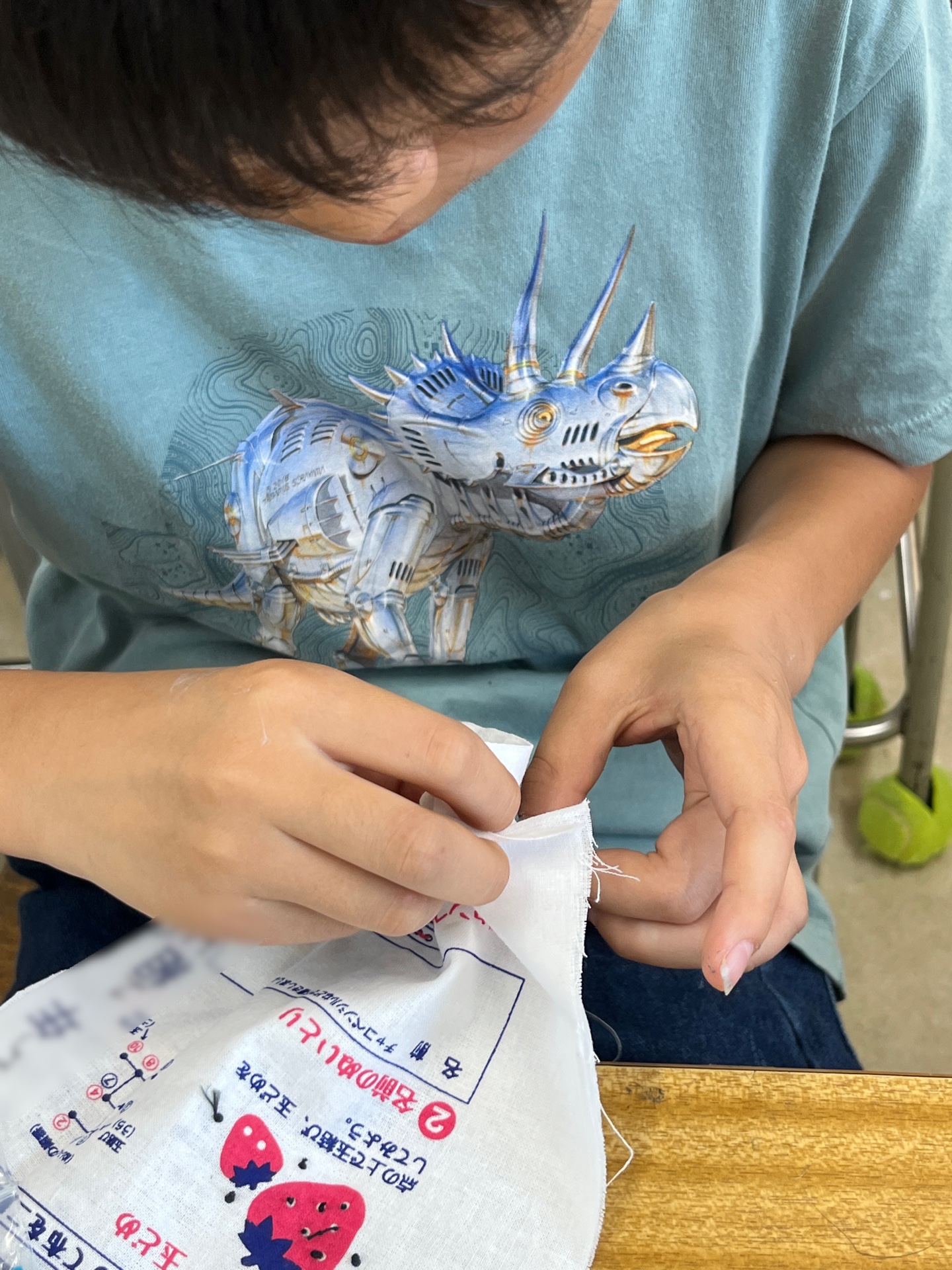 しっかり、穴に通します