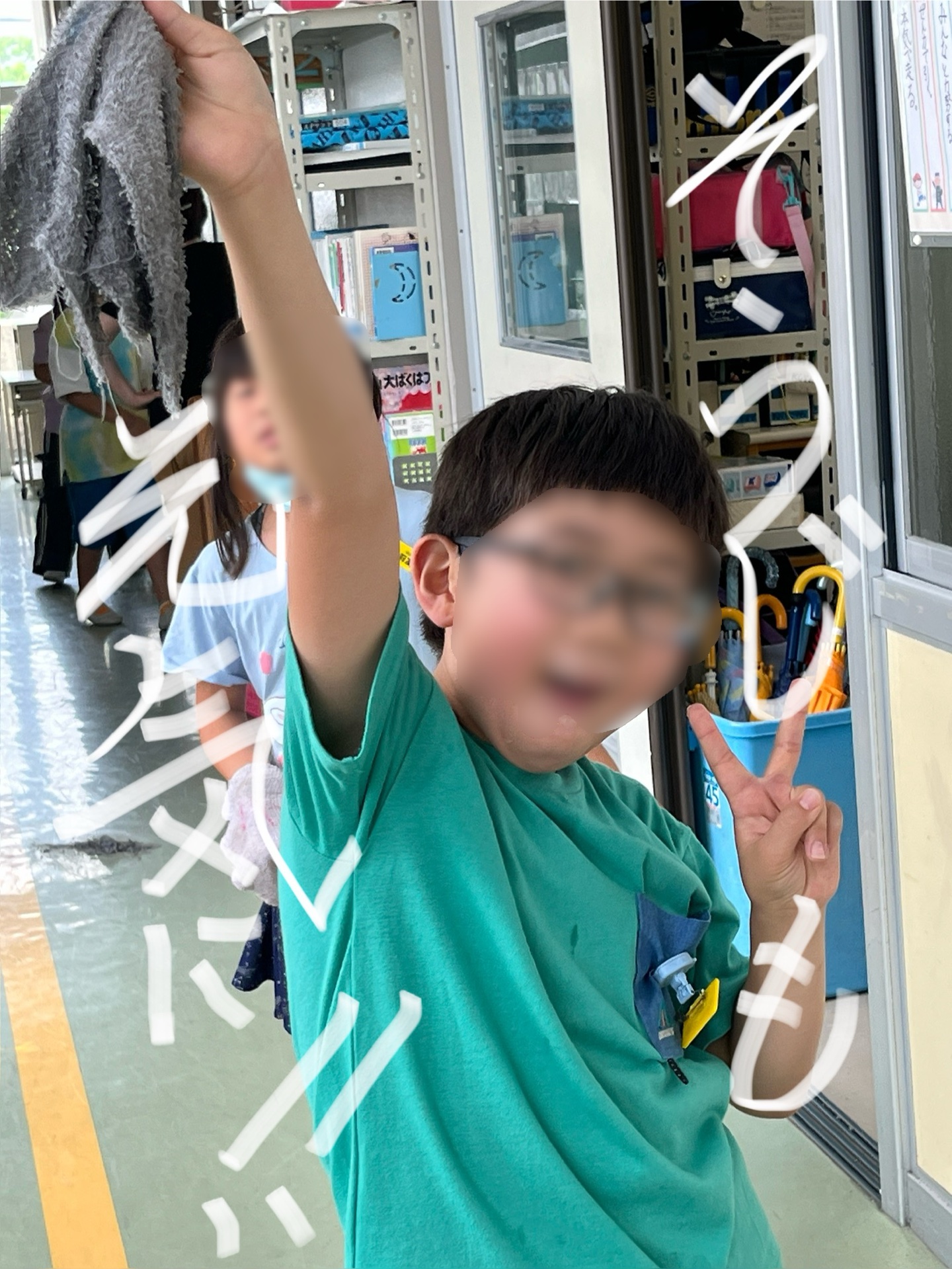 雑巾片手に、掃除を元気に頑張る意思表示