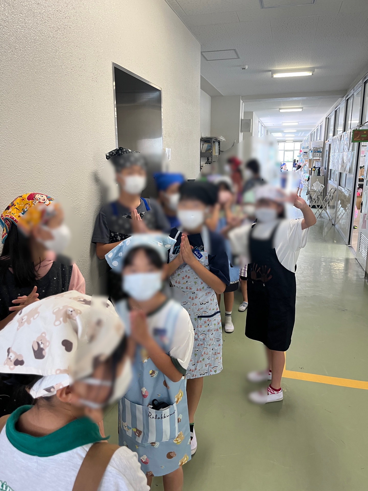 給食室前で並びます