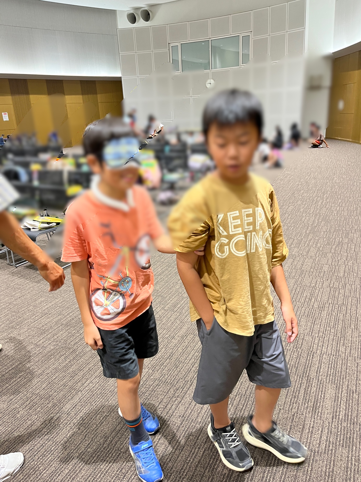 腕を持ってもらっています