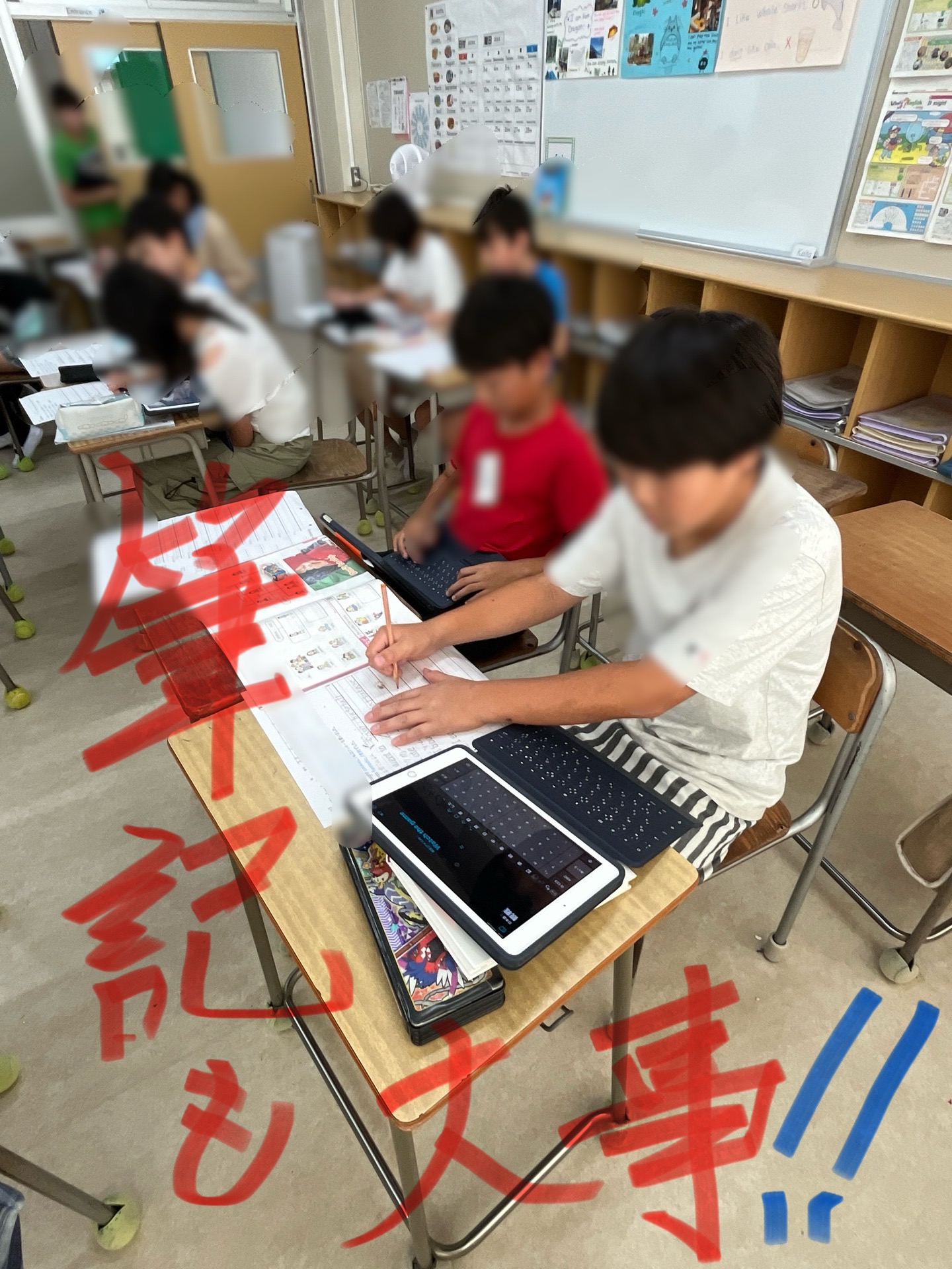 タブレットでつづりを調べたりしながら、筆記の練習