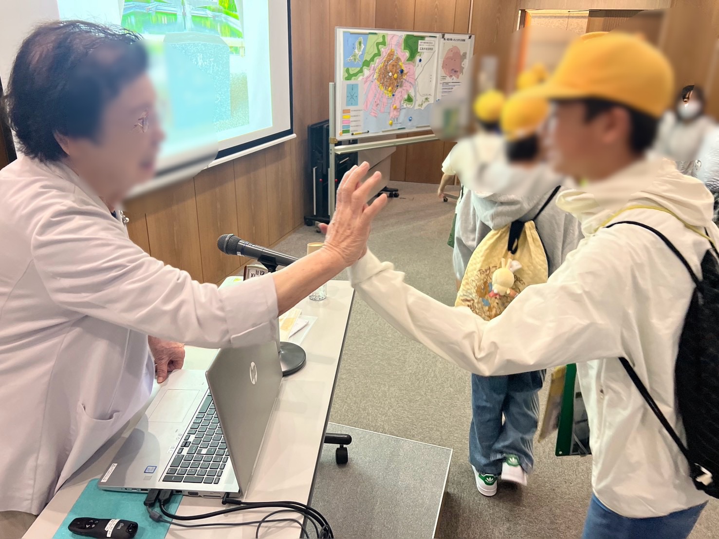 語り部さんとお別れのタッチ