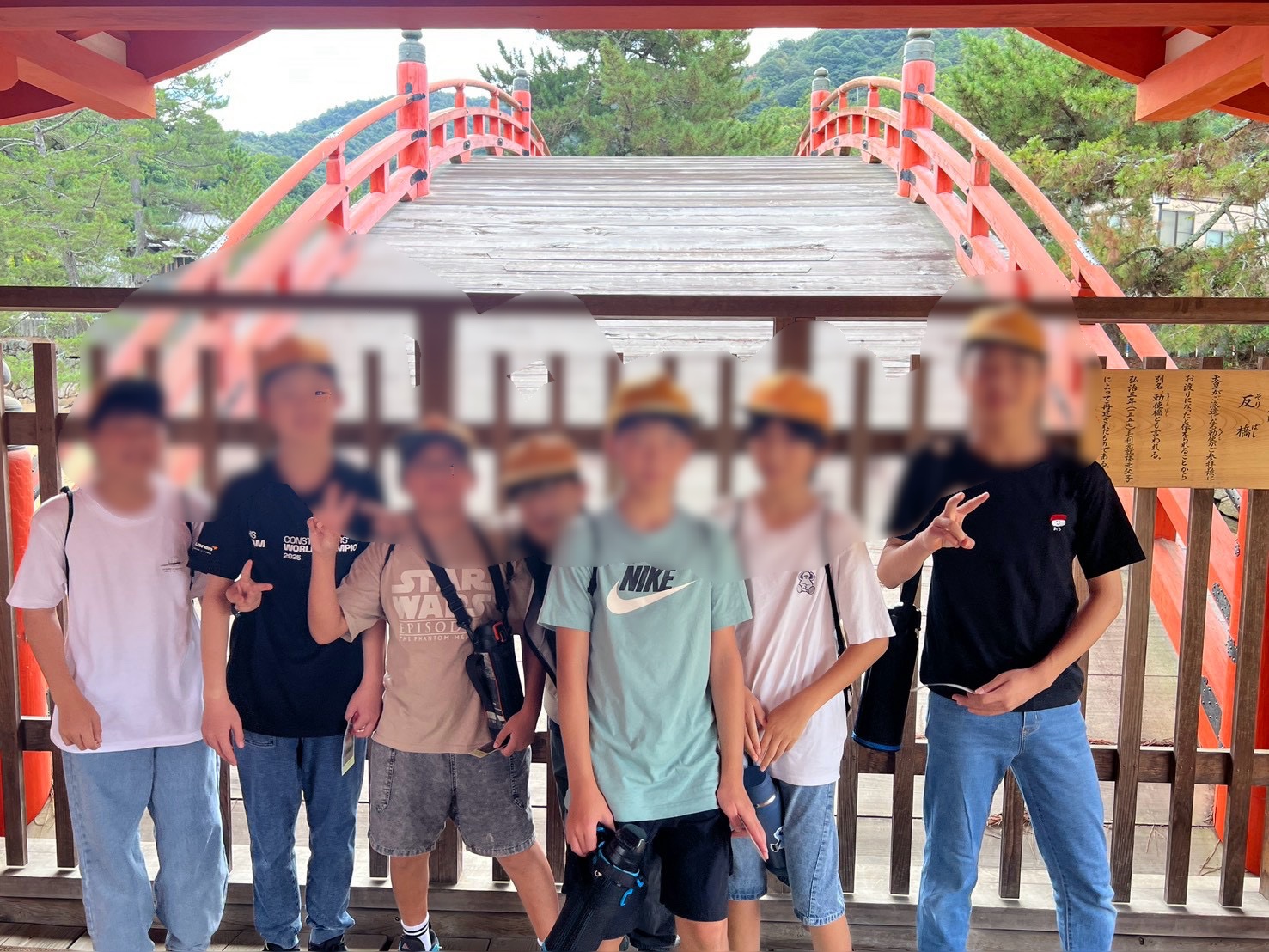 そり橋の前で