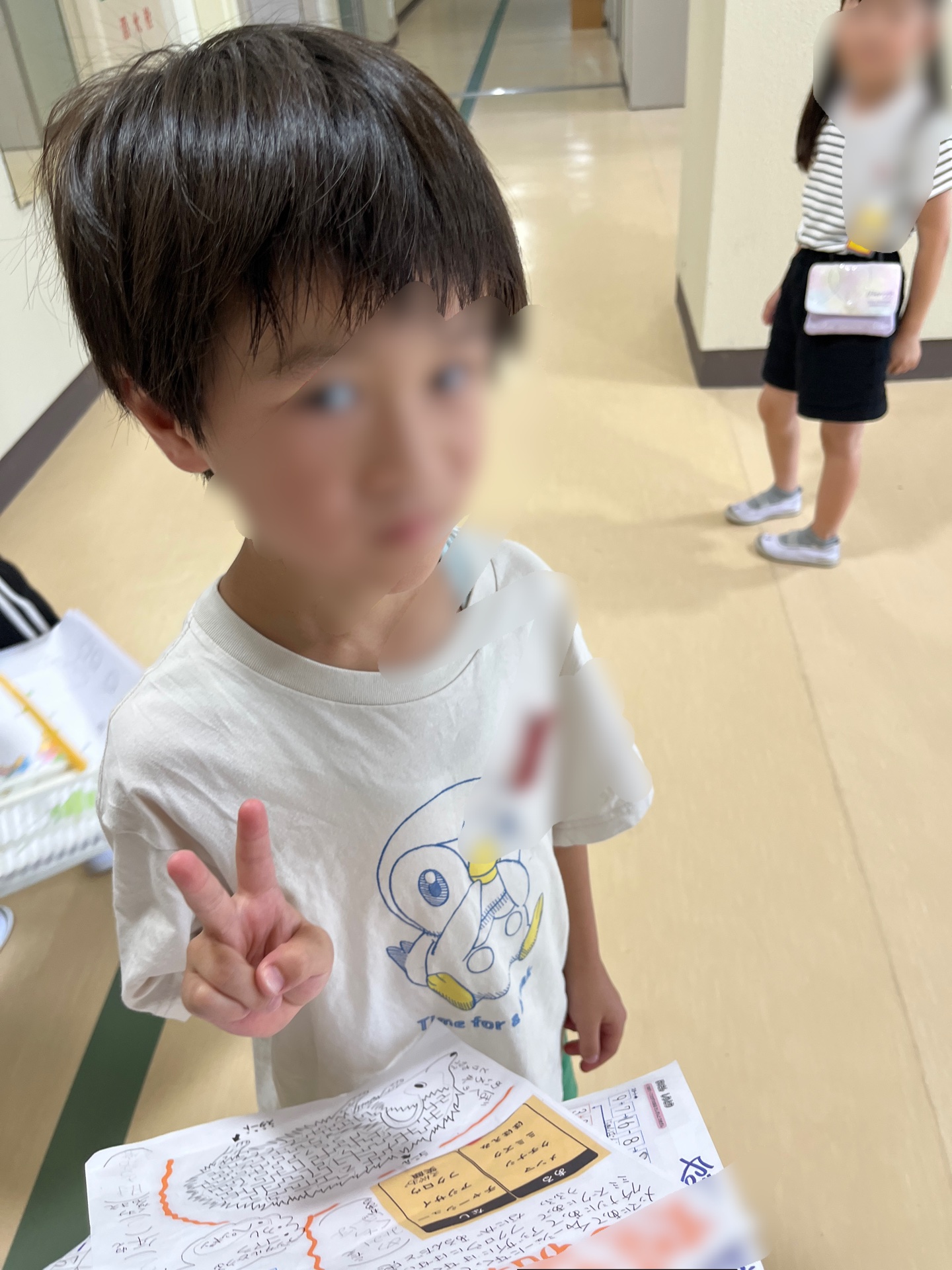 微笑んでピース