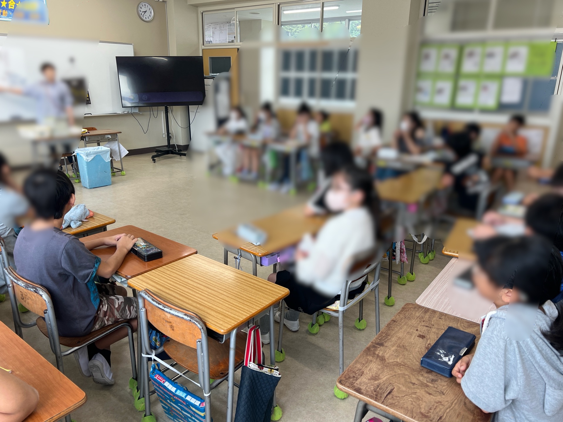 話を聞く子どもたち