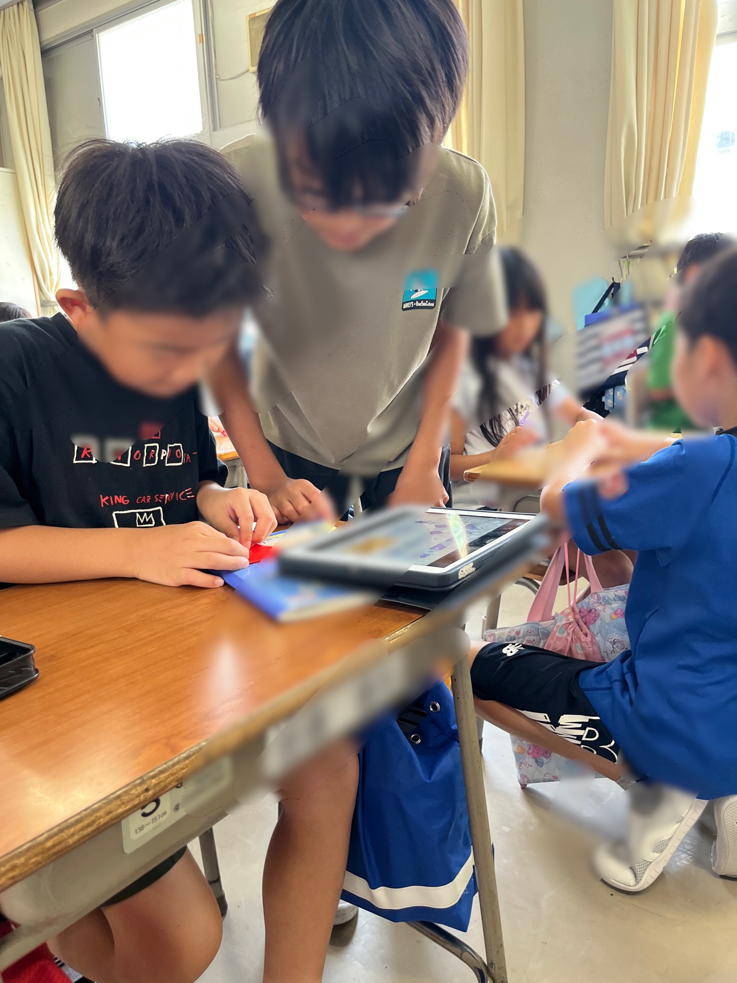 手を上げると、さっとそばに来てくれる