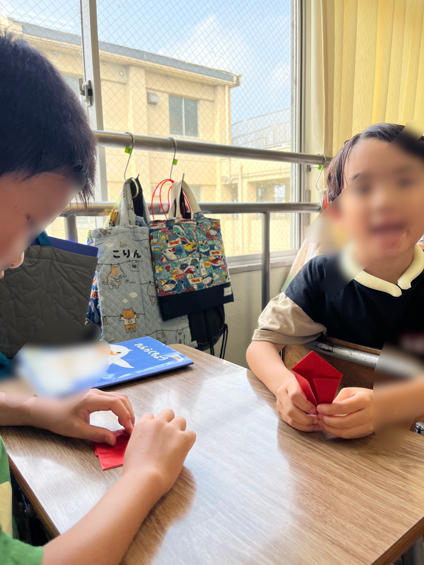 自分たちで教え合う姿も見られます