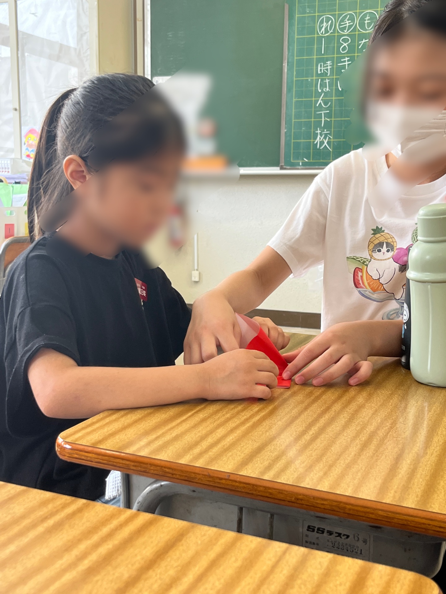 こうやって指を入れて四角にするんだようって