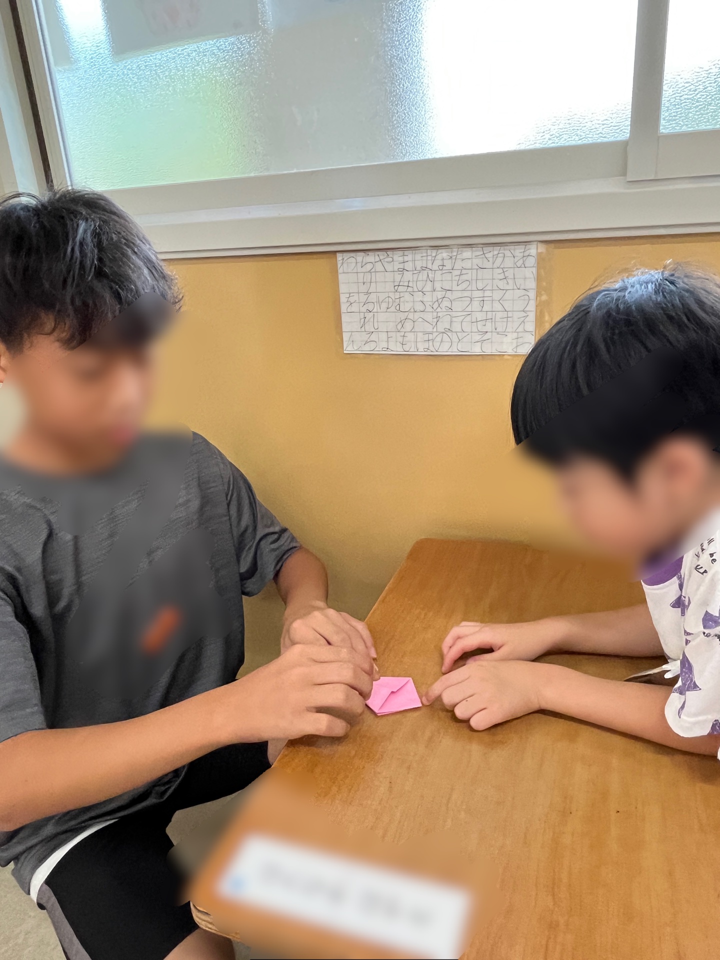 目線を合わせてる