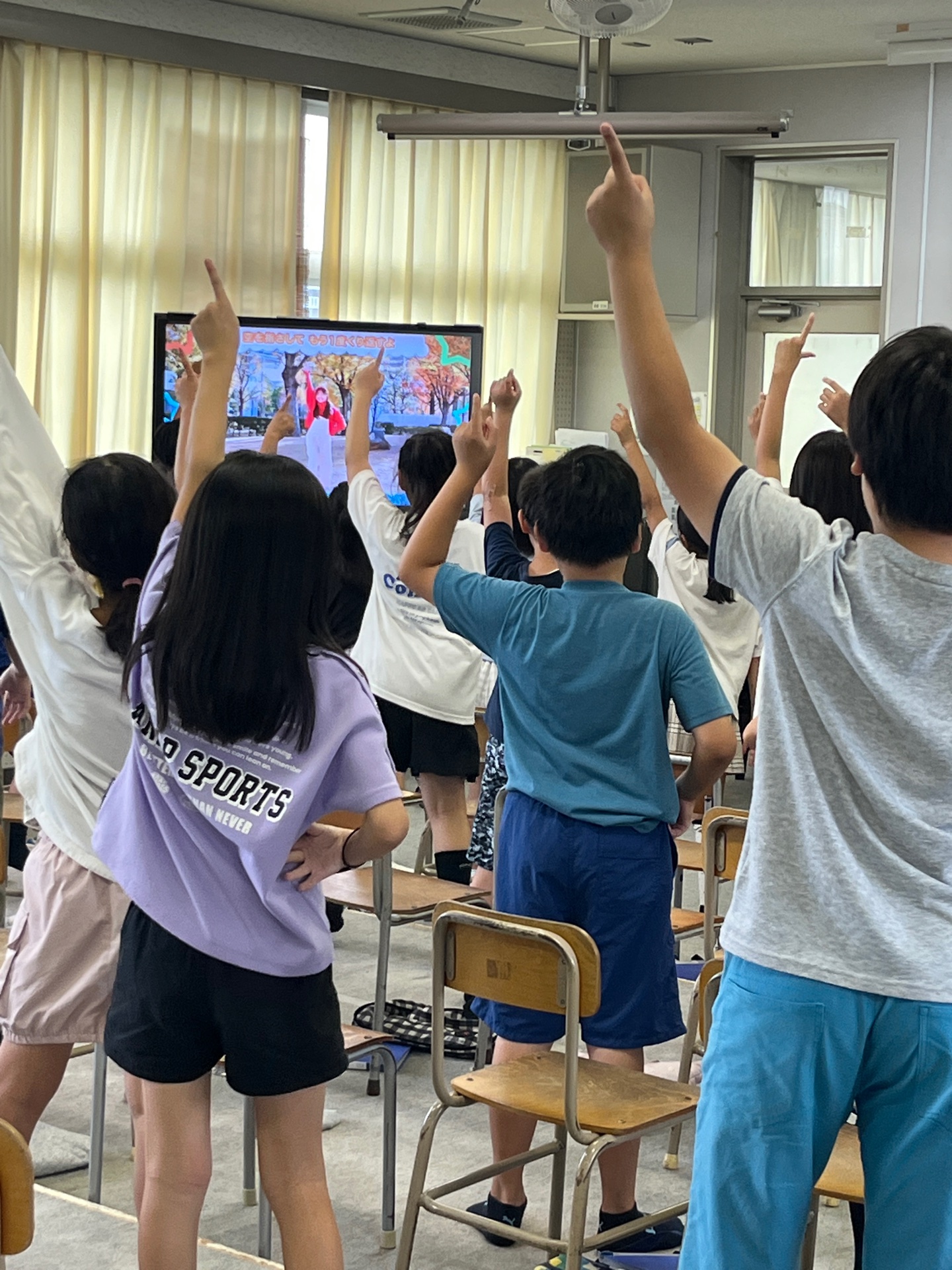 リズミカルに歌って踊る姿から、音楽を楽しんでいるのが伝わってきます