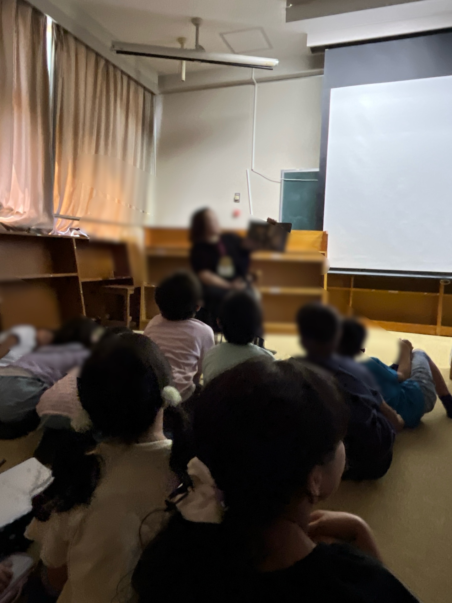 雰囲気も暗ーくして