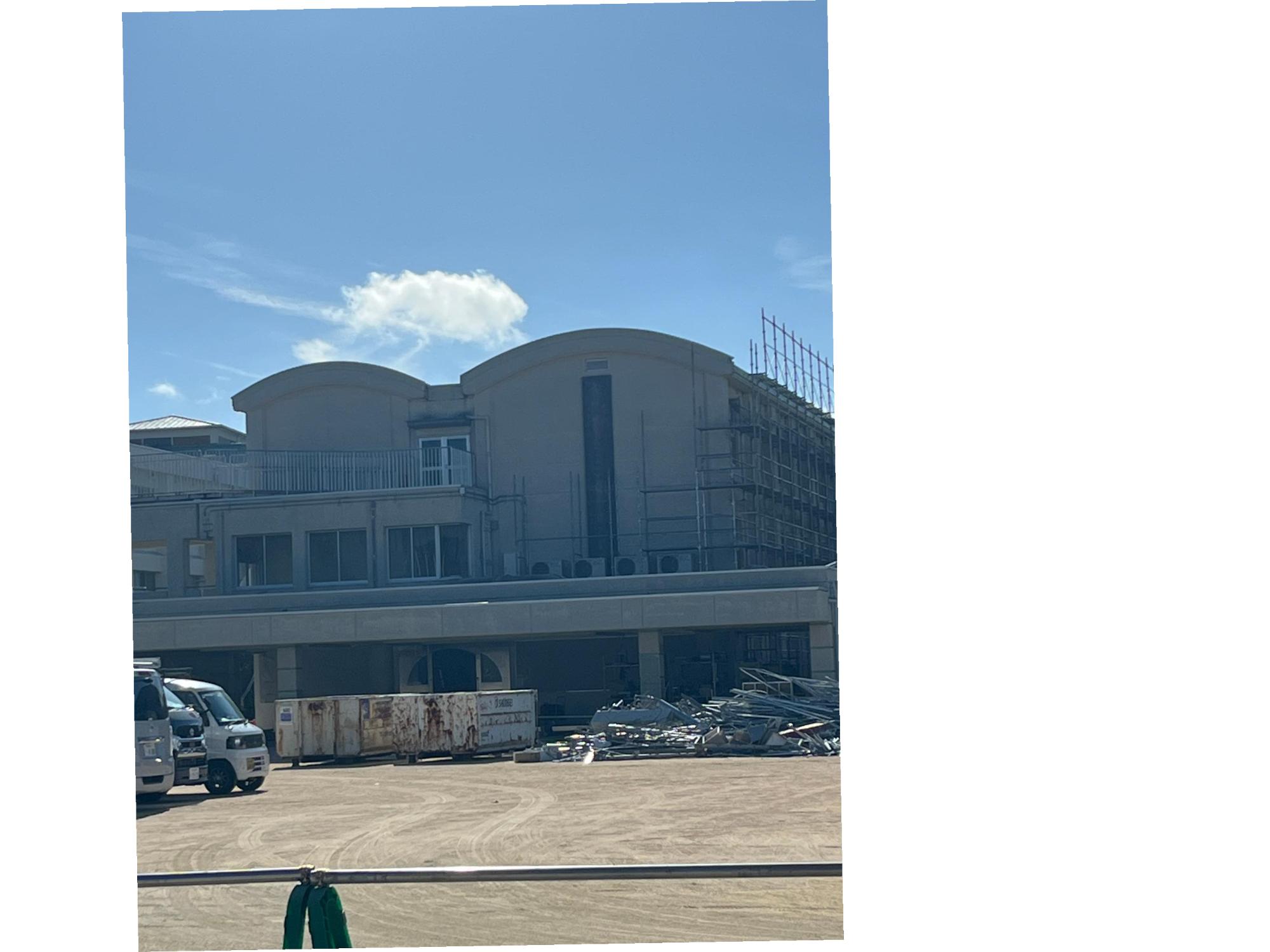 外壁工事に向けて足場も組まれています