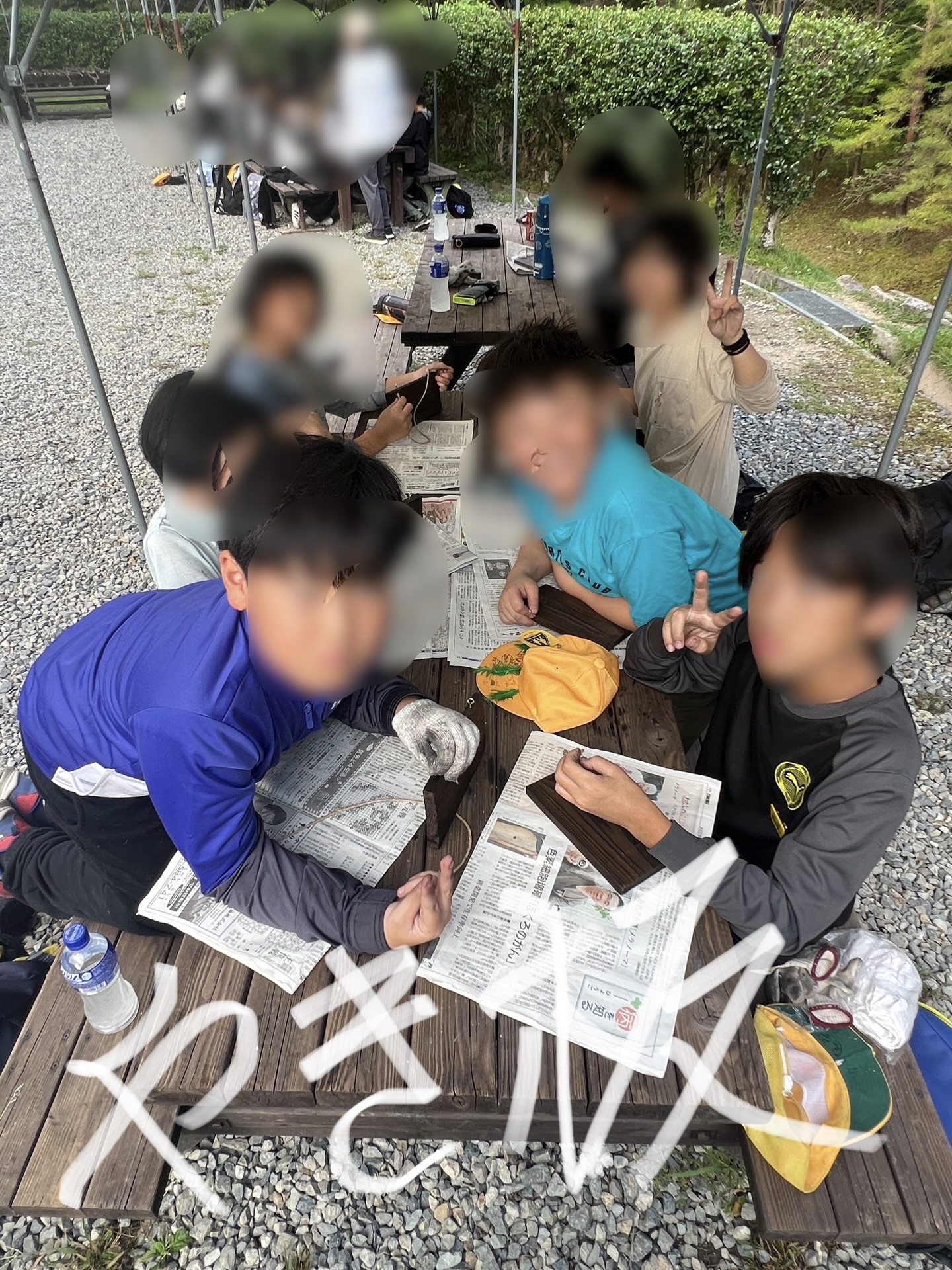 焼き板磨きを頑張ってる
