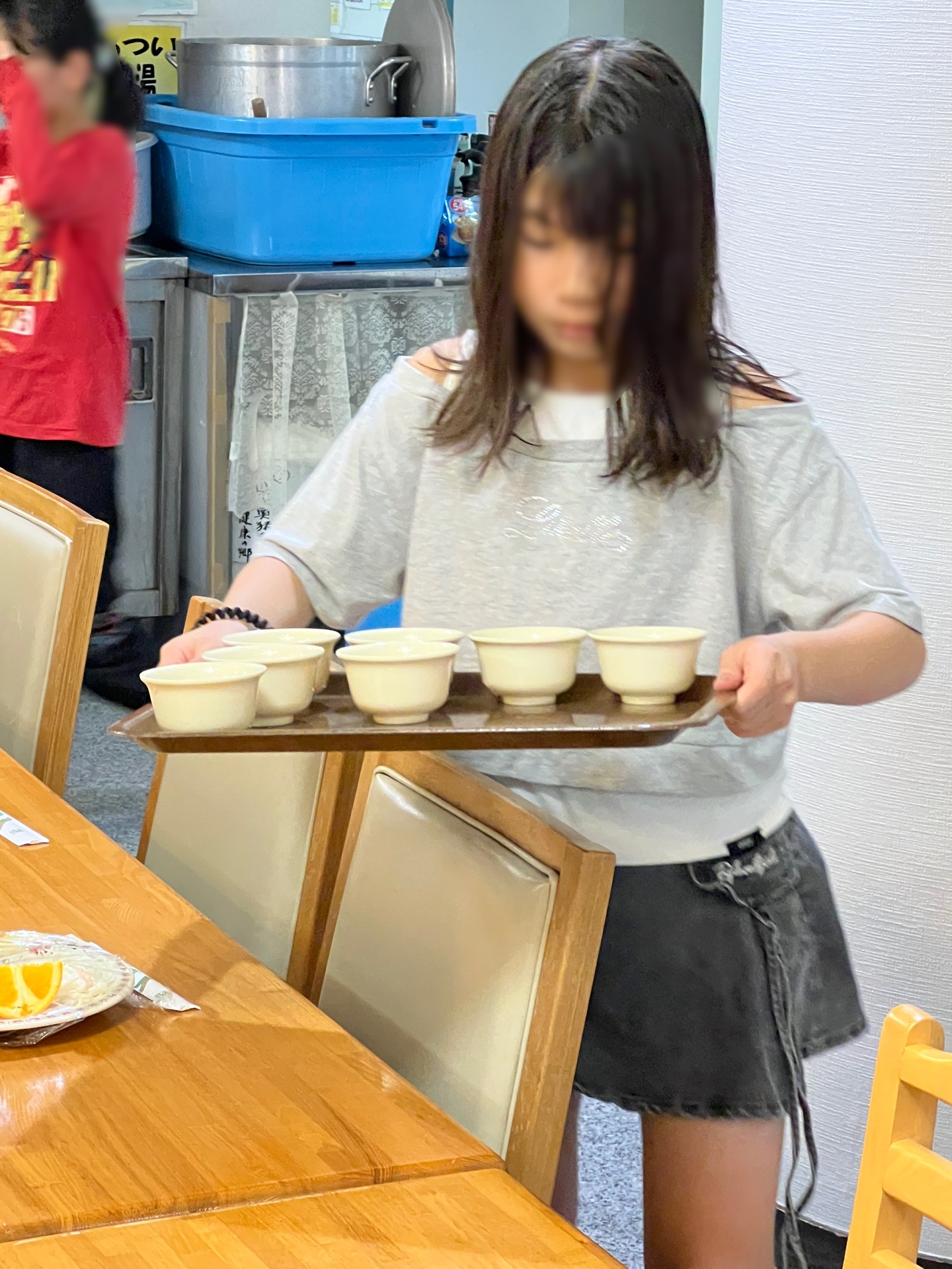 お茶を配る