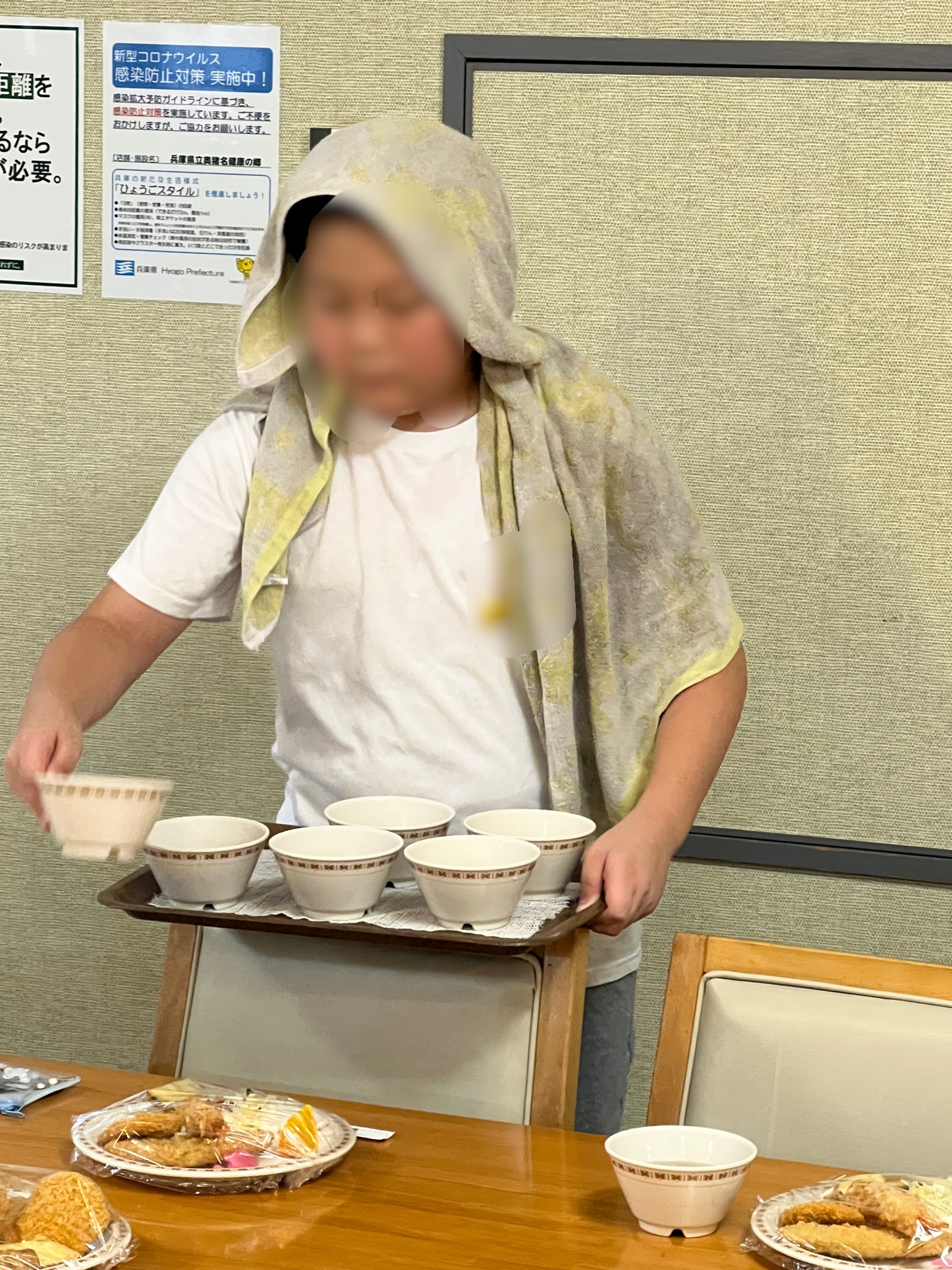 御汁を配る