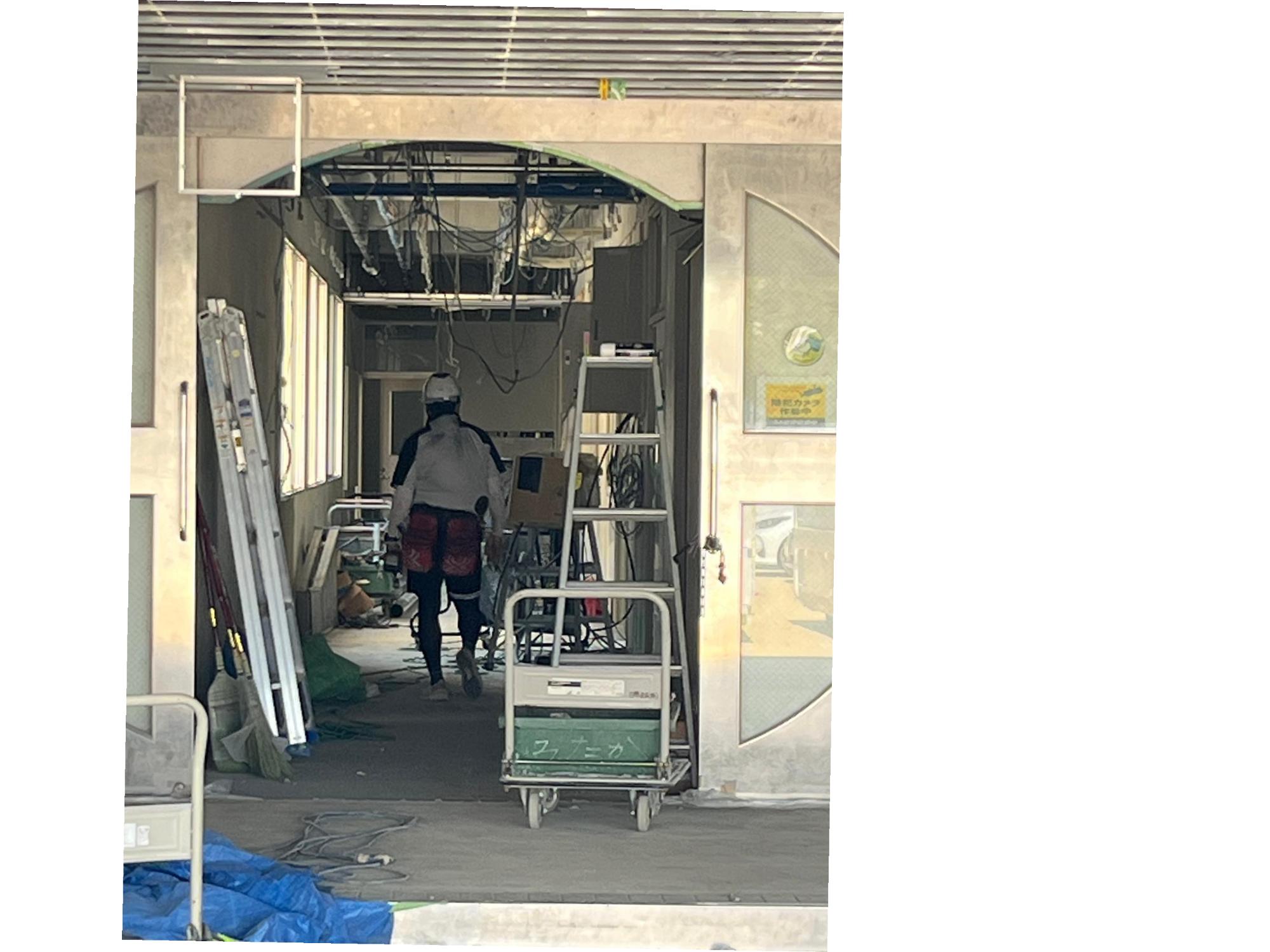 天井や壁もご覧の通り、はがしていきます