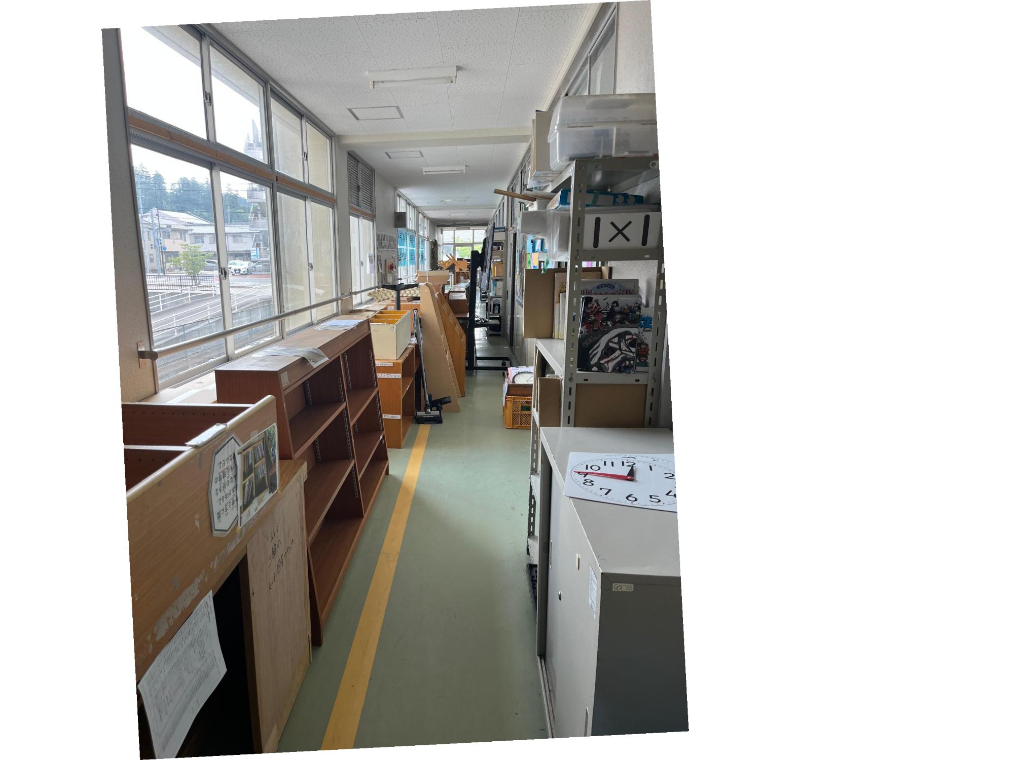 うわぁ、2年生、4年生教室前廊下は、工事中の図書室の棚でいっぱい