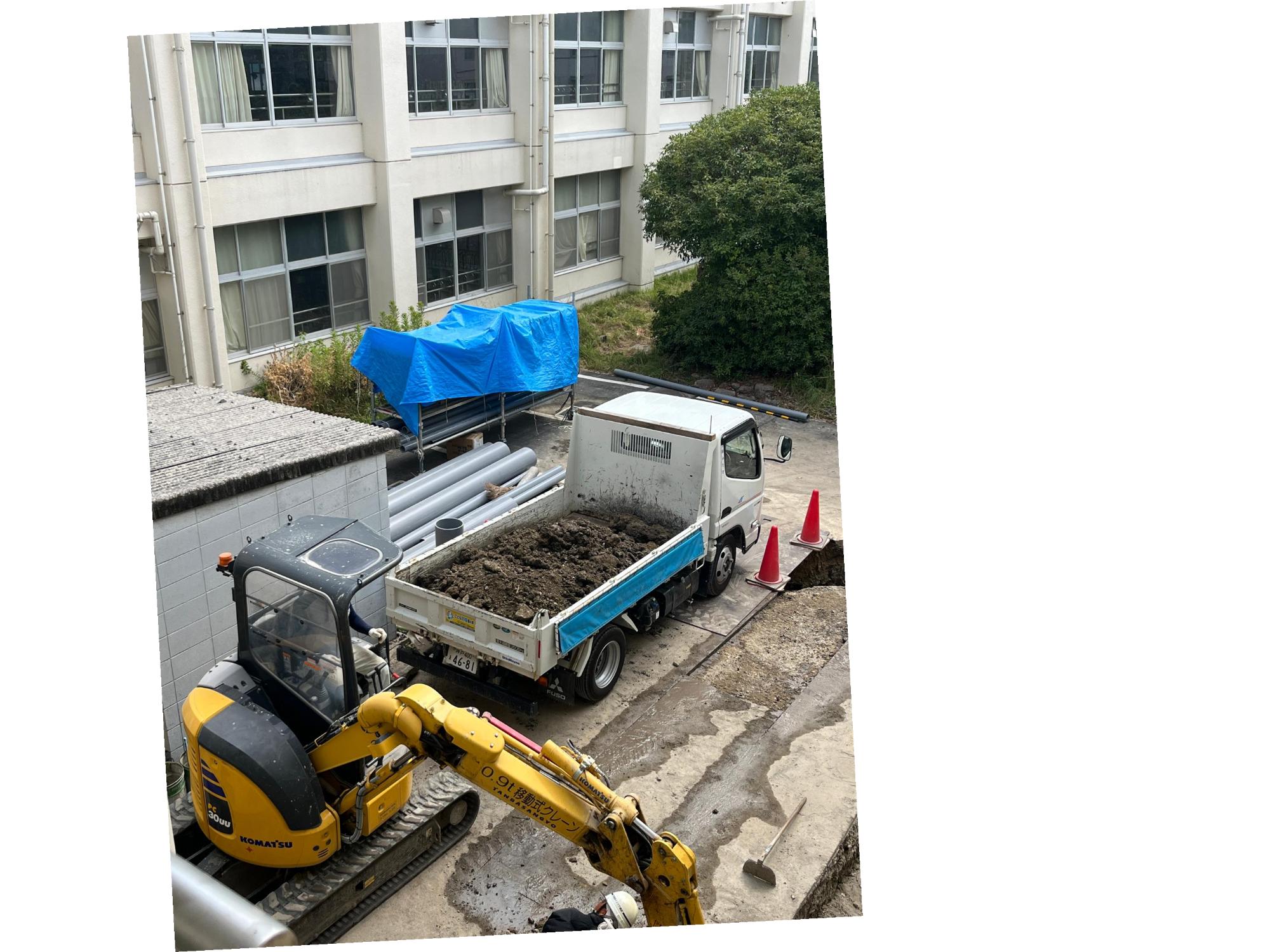 渡り廊下から下を覗くとショベルカーが