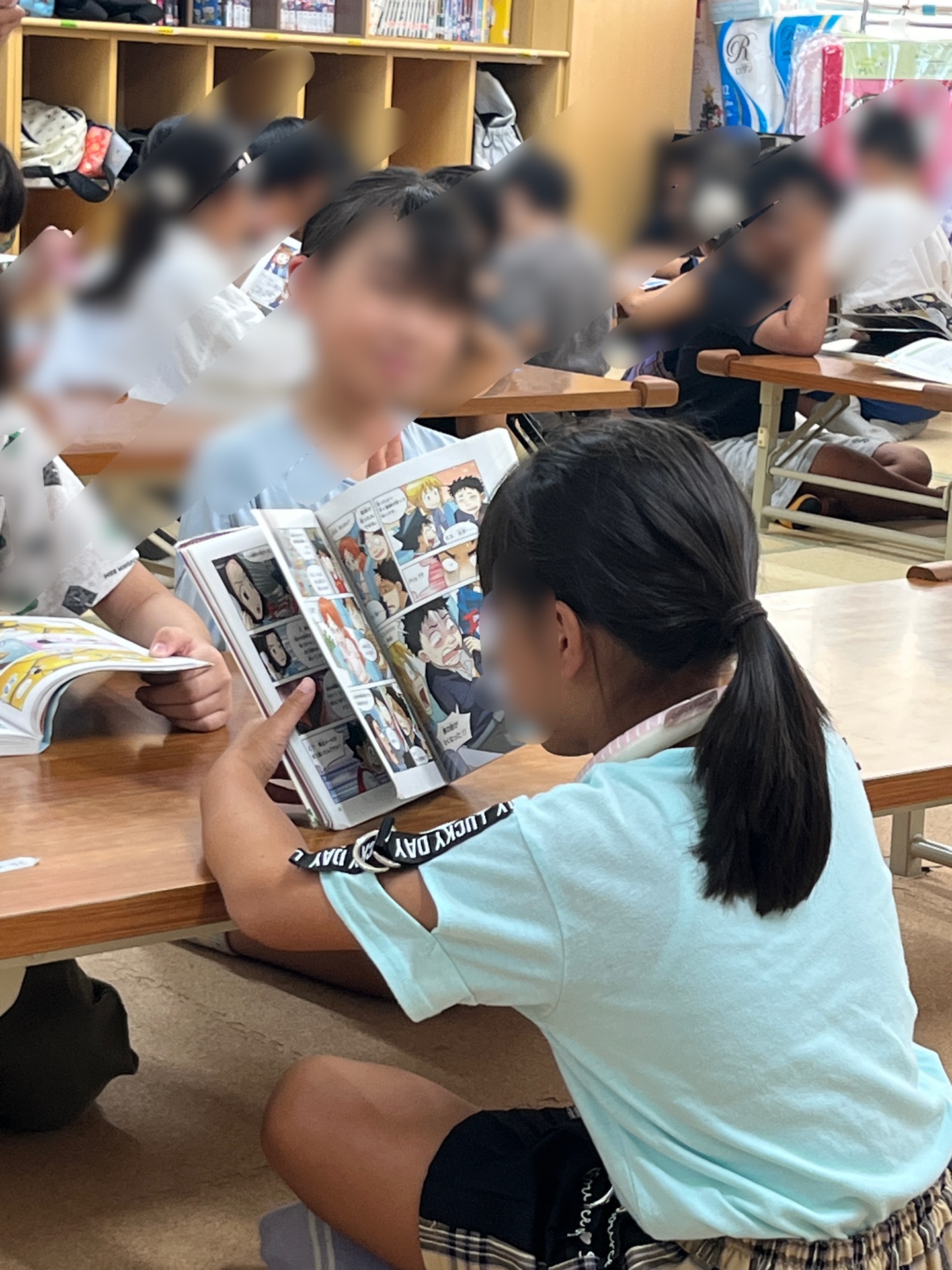 児童クラブでは、読書の時間でした