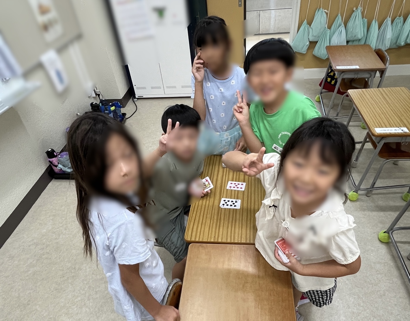 暑さの中での遊びの工夫だから、トランプマジックに興じれるチャンスが今