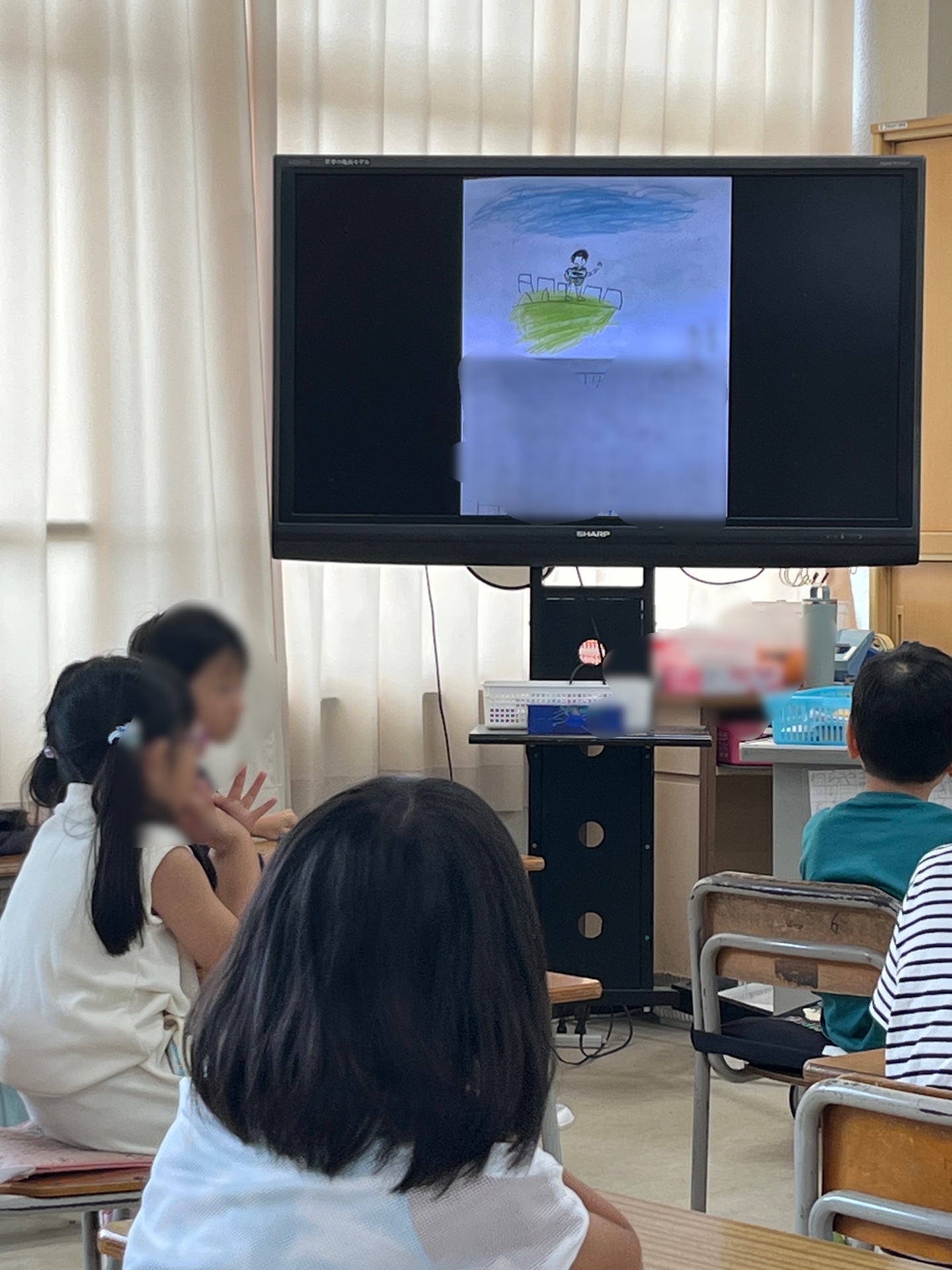 絵日記が大型テレビに映し出されています