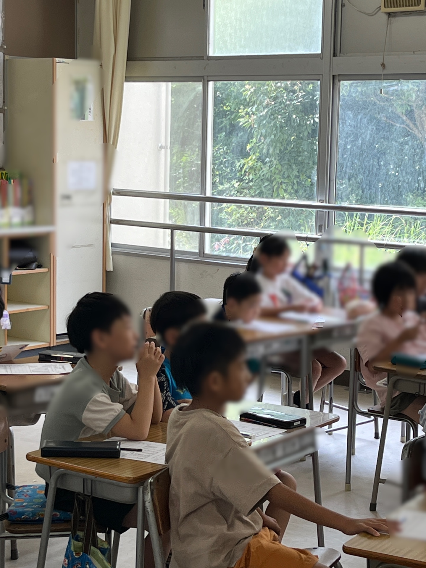 大型テレビをみながら、リズムをと整えることの大切さを学ぶ